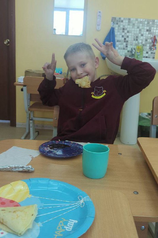 Ох, и весело же 2Б класс встречает Масленицу!Наши ребята окунулись в атмосферу праздника с головой!С помощью правильных ответов в викторине нашли пропавшую сковородку🕵️ и заработали звёздочки ⭐за эрудицию 💡Поиграли в фанты: кто-то читал стихи о весне, кто-то пел песню о Масленице, кому-то выпало станцевать танец с веником, а кому-то — нарисовать блин с улыбкой с завязанными глазами!Антон поделился рецептом розовых блинов, которые обожал сам Александр Сергеевич Пушкин!☝️И конечно же, была самая приятная часть мероприятия — дегустация вкуснейших домашних блинов!