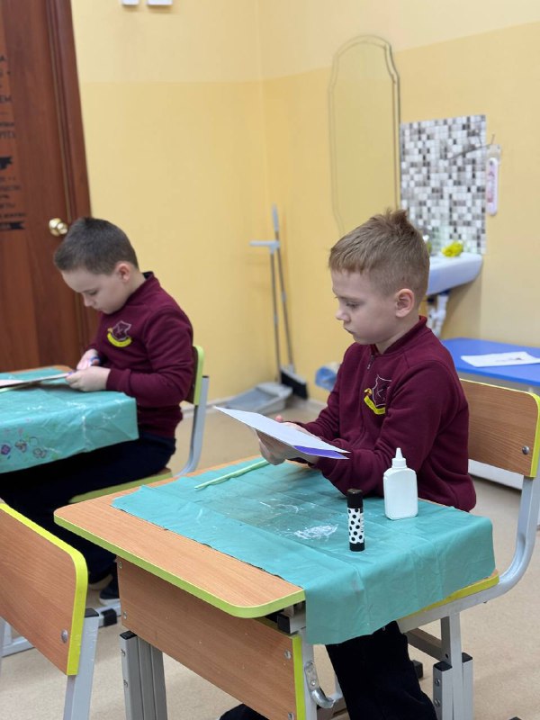 Яркий мастер класс в 1Б классе 🎨Ребята из 1Б класса окунулись в атмосферу творчества и радости! Ведь состоялся замечательный мастер-класс, посвященный празднику Дня Матери!📚 Дети услышали увлекательную историю о Дне Матери, узнали много интересного и вдохновились создать собственные подарки для любимых мам. ✂️ Вооружившись ножницами и цветной бумагой, наши юные мастера сотворили удивительные букеты ярких бумажных цветов, наполненных теплом детских сердец.Но на этом творчество не закончилось! Под руководством учителя ребята сделали оригинальные гипсовые фигурки. Затем проявили себя настоящими художниками, раскрасив свои творения яркими красками.Яркий мастер класс в 1Б классе 🎨Ребята из 1Б класса окунулись в атмосферу творчества и радости! Ведь состоялся замечательный мастер-класс, посвященный празднику Дня Матери!📚 Дети услышали увлекательную историю о Дне Матери, узнали много интересного и вдохновились создать собственные подарки для любимых мам. ✂️ Вооружившись ножницами и цветной бумагой, наши юные мастера сотворили удивительные букеты ярких бумажных цветов, наполненных теплом детских сердец.Но на этом творчество не закончилось! Под руководством учителя ребята сделали оригинальные гипсовые фигурки. Затем проявили себя настоящими художниками, раскрасив свои творения яркими красками.