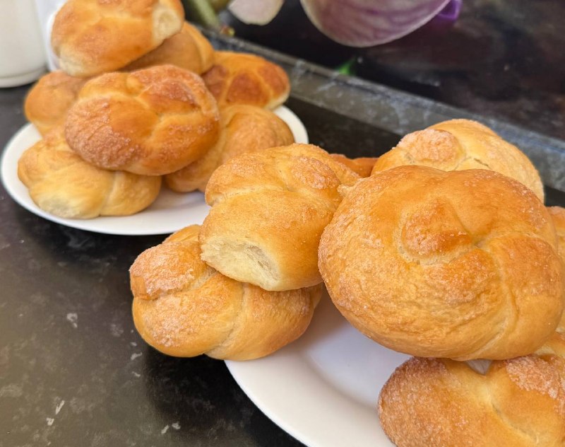 🥐✨ Сегодня в школе на полдник — ароматные, только что испечённые булочки и свежее молоко! Выпечку готовят прямо в нашей столовой, поэтому булочки всегда горячие, мягкие и очень вкусные. Дети с нетерпением ждут полдника, ведь это не только вкусный, но и полезный перекус, который заряжает энергией до конца учебного дня.Полдник — одно из самых любимых моментов в школе! 