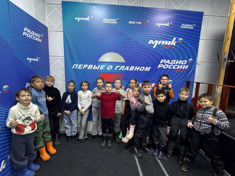  Ученики 2 «А» класса совершили увлекательное путешествие в мир телевизионного и радиовещания, посетив ГТРК!Ребята погрузились в творческую атмосферу съемочного процесса и радиопередач. Они побывали в гримерке, где ведущие и гости готовятся к выходу в прямой эфир. Затем школьники оказались в студии, где проходят съемки ежедневных передач. Здесь ребята узнали много интересного о процессе подготовки и записи программ. Также заглянули в монтажный кабинет, где профессионалы обрабатывают отснятый материал.Но и это ещё не всё! Ученики продолжили своё знакомство с миром телевидения, посетив музей телевидения. Там они получили исчерпывающие знания обо всех этапах развития отрасли и работе профессионалов своего дела.Следующим пунктом стала радиостудия, где ребята попробовали себя в роли настоящих ведущих и гостей популярных радиостанций, таких как «Маяк», «Вести ФМ» и «Радио России».