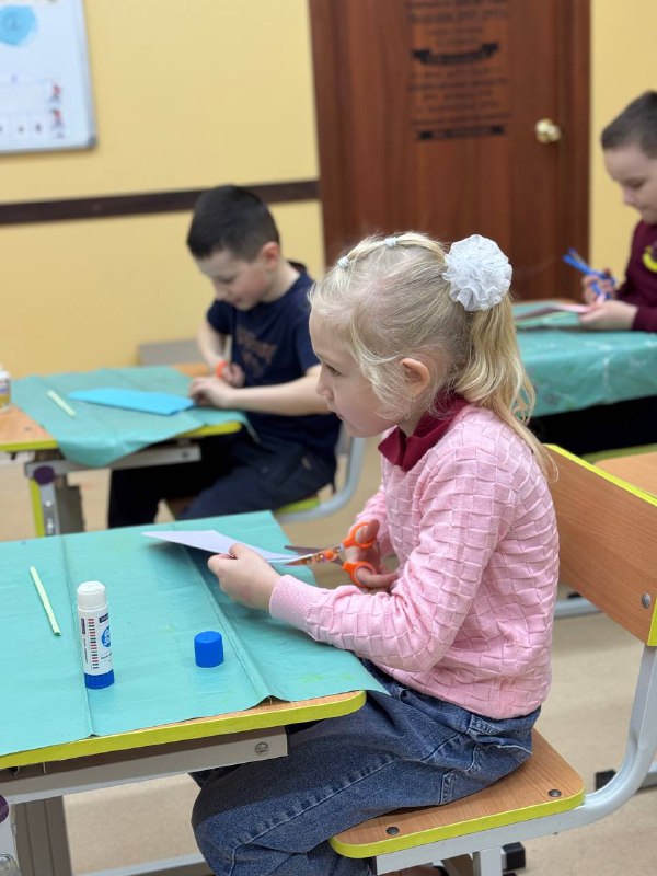 Яркий мастер класс в 1Б классе 🎨Ребята из 1Б класса окунулись в атмосферу творчества и радости! Ведь состоялся замечательный мастер-класс, посвященный празднику Дня Матери!📚 Дети услышали увлекательную историю о Дне Матери, узнали много интересного и вдохновились создать собственные подарки для любимых мам. ✂️ Вооружившись ножницами и цветной бумагой, наши юные мастера сотворили удивительные букеты ярких бумажных цветов, наполненных теплом детских сердец.Но на этом творчество не закончилось! Под руководством учителя ребята сделали оригинальные гипсовые фигурки. Затем проявили себя настоящими художниками, раскрасив свои творения яркими красками.Яркий мастер класс в 1Б классе 🎨Ребята из 1Б класса окунулись в атмосферу творчества и радости! Ведь состоялся замечательный мастер-класс, посвященный празднику Дня Матери!📚 Дети услышали увлекательную историю о Дне Матери, узнали много интересного и вдохновились создать собственные подарки для любимых мам. ✂️ Вооружившись ножницами и цветной бумагой, наши юные мастера сотворили удивительные букеты ярких бумажных цветов, наполненных теплом детских сердец.Но на этом творчество не закончилось! Под руководством учителя ребята сделали оригинальные гипсовые фигурки. Затем проявили себя настоящими художниками, раскрасив свои творения яркими красками.