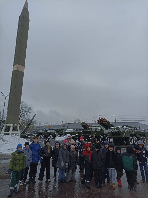 Ученики 1 «Б» и 3 «Б» посетили замечательную автобусную экскурсию, посвященную Дню космонавтики - «Полет начинается на земле». 🚀Ребята узнали, какой вклад вносит Пермь в отечественную космонавтику.🚀Услышали рассказ о выдающихся конструкторах реактивных двигателей.🚀Рассмотрели ракетные установки и баллистические ракеты.🚀Увидели арт-объект - километровый граффити-рисунок о предприятиях авиакосмической отрасли, который может попасть в книгу рекордов Гиннесса (арт-объект Музей авиации под открытым небом).🚍Проехали сквер Авиаторов и увидели стеллу Покорителям космоса.👨‍🚀Узнали, почему легендарный старинный Казанский тракт в 1965 году был переименован в Шоссе Космонавтов.🤖 Услышали секретную информацию о том, что производство роботов Promobot сейчас базируется на месте, где в советское время находилось засекреченное производство аппаратуры дальней связи.✈Также мы прогулялись по скверу им. М. И. Субботина, где увидели настоящий сверхзвуковой истребитель перехватчик МиГ-31 и бюсты легендарных советских конструкторов авиадвигателей Аркадия Швецова и Павла Соловьева.Ученики 1 «Б» и 3 «Б» посетили замечательную автобусную экскурсию, посвященную Дню космонавтики - «Полет начинается на земле». 🚀Ребята узнали, какой вклад вносит Пермь в отечественную космонавтику.🚀Услышали рассказ о выдающихся конструкторах реактивных двигателей.🚀Рассмотрели ракетные установки и баллистические ракеты.🚀Увидели арт-объект - километровый граффити-рисунок о предприятиях авиакосмической отрасли, который может попасть в книгу рекордов Гиннесса (арт-объект Музей авиации под открытым небом).🚍Проехали сквер Авиаторов и увидели стеллу Покорителям космоса.👨‍🚀Узнали, почему легендарный старинный Казанский тракт в 1965 году был переименован в Шоссе Космонавтов.🤖 Услышали секретную информацию о том, что производство роботов Promobot сейчас базируется на месте, где в советское время находилось засекреченное производство аппаратуры дальней связи.✈Также мы прогулялись по скверу им. М. И. Субботина, где увидели настоящий сверхзвуковой истребитель перехватчик МиГ-31 и бюсты легендарных советских конструкторов авиадвигателей Аркадия Швецова и Павла Соловьева.