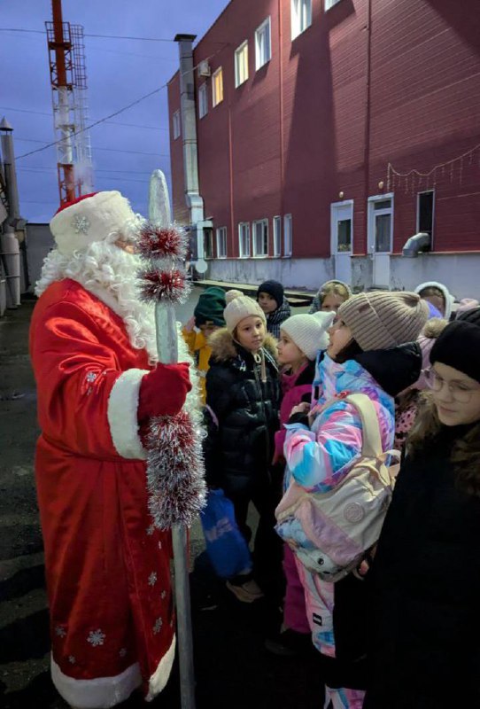 Экскурсия мечтыНедавно ученики 2Б, 4А и 4В классов отправились на увлекательную экскурсию на знаменитую кондитерскую фабрику «Пермская».Уже на подходе к зданию ребят окутал сладкий аромат шоколада . Сразу стало понятно, что впереди ждет нечто особенное!Первым делом детей пригласили переодеться в специальную одежду: строгие халаты и шапочки. Это помогло почувствовать себя настоящими кондитерами.Затем началось самое интересное: ребята попали на производственный цех, где увидели весь процесс изготовления сладостей своими глазами. 🤩Современные машины двигались непрерывно, превращая жидкую шоколадную массу в аппетитные конфеты. Тут катились вафельные листы и готовилась нежная пастила. Увидеть всю магию превращения ингредиентов в любимые лакомства было незабываемым зрелищем!Следующим пунктом  программы стал музей фабрики, где детям поведали её богатую историю.По пути состоялась встреча с самой настоящей Снегурочкой, путешествие закончилось великолепной дегустацией. Ребята попробовали огромное количество уникальных изделий фабрики, оценив каждую конфету и выбрав любимое угощение.Ну а напоследок учащихся ждал сюрприз: Дедушка Мороз устроил весёлый хоровод и вручил каждому маленькому гостю подарок Еще больше фотографий, можно найти в нашей группе ВКонтакте 