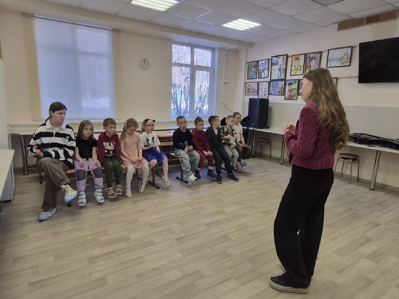 В "Европейской школе" прошёл День открытых дверей.Девиз школы - "Обучая - учимся". Директор Евгения  Захарова рассказала родителям будущих первоклассников об истории школы, которая ведет работу уже 29 лет, о новой концепции, интересных проектах, среди которых - #Внеурочка, "Пятая четверть", система мотивации "Орден Уникус",  ответила на все интересующие родителей вопросы о поступлении, организации дня первоклассника, учебной программе и др. Психолог Любовь Анатольевна  Коротовских дала ценные советы, касающиеся подготовке к школе, очень подробно рассказала о психологической готовности к школе, которая является залогом успешного обучения.Встреча завершилась экскурсией по школе.В это время дети, разделившись на две команды, участвовали в интересной игре "Твои первые звезды Уникус". Путешествуя по школе, они зарабатывали звездочки за выполнение заданий и участие в мастер-классах, а после каждый получил почётный знак -  кандидат на поступление в "Европейскую школу". Кроме этого, каждый ребёнок прошел тестирование, определяющее уровень готовности к школе.Напоминаем, что продолжается набор детей для обучения в 1 - 11 классах в 2026 - 2027 учебном году. Подробная информация по телефону 258 0 777.Фото с мероприятия тут.В "Европейской школе" прошёл День открытых дверей.Девиз школы - "Обучая - учимся". Директор Евгения  Захарова рассказала родителям будущих первоклассников об истории школы, которая ведет работу уже 29 лет, о новой концепции, интересных проектах, среди которых - #Внеурочка, "Пятая четверть", система мотивации "Орден Уникус",  ответила на все интересующие родителей вопросы о поступлении, организации дня первоклассника, учебной программе и др. Психолог Любовь Анатольевна  Коротовских дала ценные советы, касающиеся подготовке к школе, очень подробно рассказала о психологической готовности к школе, которая является залогом успешного обучения.Встреча завершилась экскурсией по школе.В это время дети, разделившись на две команды, участвовали в интересной игре "Твои первые звезды Уникус". Путешествуя по школе, они зарабатывали звездочки за выполнение заданий и участие в мастер-классах, а после каждый получил почётный знак -  кандидат на поступление в "Европейскую школу". Кроме этого, каждый ребёнок прошел тестирование, определяющее уровень готовности к школе.Напоминаем, что продолжается набор детей для обучения в 1 - 11 классах в 2026 - 2027 учебном году. Подробная информация по телефону 258 0 777.Фото с мероприятия тут.