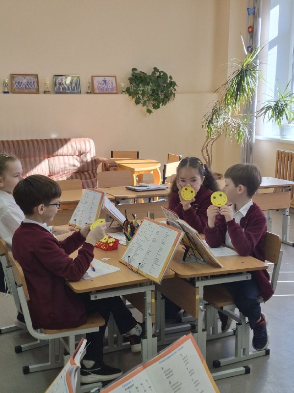 Люби, цени и знай свой язык!В 1 «А» классе был проведен открытый обобщающий урок по русскому языку: школьники отправились в путешествие в страну Алфавитию. Занятие началось с обсуждения пословицы «Повторенье – мать учения». Затем в игровой форме повторяли понятия «предмет», «признак», «действие», играя в почтальонов, определяли, сколько слогов в слове. Далее перешли к теме «Русский алфавит». Поговорили о происхождении слов «Азбука» и «Алфавит», повторили пройденный материал: количество гласных и согласных букв в алфавите, правила написания строчных и заглавных букв, классификацию гласных по рядам и т.д. За правильные ответы команда получала смайлик. Урок прошел содержательно и динамично: дети активно двигались, отвечали с места и работали у доски, продемонстрировали умение работать в команде.  Танцевальная физкультминутка внесла оживление в ход занятия. Урок провела учитель высшей категории Поносова Галина Ивановна.Люби, цени и знай свой язык!В 1 «А» классе был проведен открытый обобщающий урок по русскому языку: школьники отправились в путешествие в страну Алфавитию. Занятие началось с обсуждения пословицы «Повторенье – мать учения». Затем в игровой форме повторяли понятия «предмет», «признак», «действие», играя в почтальонов, определяли, сколько слогов в слове. Далее перешли к теме «Русский алфавит». Поговорили о происхождении слов «Азбука» и «Алфавит», повторили пройденный материал: количество гласных и согласных букв в алфавите, правила написания строчных и заглавных букв, классификацию гласных по рядам и т.д. За правильные ответы команда получала смайлик. Урок прошел содержательно и динамично: дети активно двигались, отвечали с места и работали у доски, продемонстрировали умение работать в команде.  Танцевальная физкультминутка внесла оживление в ход занятия. Урок провела учитель высшей категории Поносова Галина Ивановна.