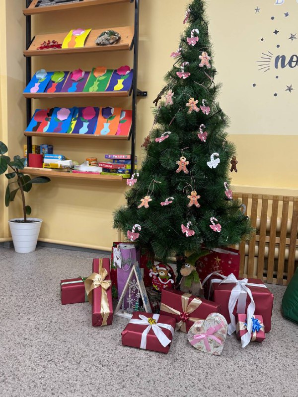 Прилетели в Америку! 🎄Именно эту удивительную страну выбрал наш 2А класс для изучения традиций празднования Нового года!Здесь Новый год отмечается ярко и необычно. Например, все подарки обязательно заворачиваются в красивую блестящую упаковку и перевязываются ленточками, а потом аккуратно раскладываются под елочкой. А еще есть традиция класть небольшие сувениры прямо в новогодние носки!И вот мы решили попробовать оба варианта сразу — получилось весело и интересно!Символами американского Нового года являются пряничные человечки (печенье), и конфеты-карамельки в форме посоха. Именно в таком стиле - мы украсили нашу праздничную елку!Кроме того, здесь принято украшать дома множеством гирлянд и мигающих огоньков — атмосфера праздника буквально сияет вокруг!В канун Нового года мы устроили игру «Тайный Санта», где каждый получил свой небольшой сюрприз в носочек Традиционно американцы в Новый Год дают себе обещания («New Year's resolutions») — ставят перед собой цели на будущий год. Кто-то обещает заняться спортом, кто-то избавиться от вредных привычек, а кто-то мечтает овладеть новым интересным делом.Наша класс также поделился своими мечтами и планами на наступающий год ☀️Итак, мы успешно освоились в Американской культуре, и впереди нас ждут новые приключения!