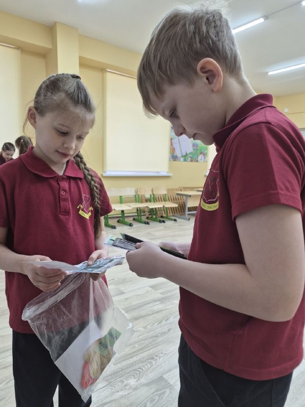 Сегодня мы расскажем про "Игротеку" - это одно из направлений #внеурочки."Игротека" - это комбо всех игр! От сюжетно-ролевых, дидактических, настольных до подвижных! Суть этого направления состоит в том, чтобы формировать множество навыков и качеств. Игры позволяют детям в безопасной форме исследовать мир, осваивать социальные роли, развивать воображение, коммуникативные способности. Занятия проводит Мария Андреевна Патрушева. Сегодня мы побывали в гостях на сюжетно-ролевой игре «Мой супермаркет»! На первом занятии ребята разделились на три команды и начали творить! Сами придумывали название своего магазина, готовили товары для продажи, оформляли ценники, устанавливали скидки, продумывали доставку на дом. Сегодня состоялось открытие магазинов. Перед участниками стояло много задач. Широкий ассортимент товаров (нужно обеспечить удобную выкладку!), электронные заказы и служба доставки (соблюдать тайминг, чтобы покупатель получили заказ в срок!),  список покупок (ничего не забыть!), деньги (принять оплату, правильно посчитать сдачу!), купоны на скидку (применить, чтобы сделать покупку выгодной!), корзины с покупками и даже очередь - все, как в настоящем магазине.  А в конце игры каждый магазин должен был посчитать сумму прибыли. Было интересно и весело!Ребята пробовали себя в роли покупателей, кассиров, доставщиков, продавцов-консультантов. Как оказалось, каждая из данных ролей - это особый труд! И сегодня ребята в этом убедились! 😊Сегодня мы расскажем про "Игротеку" - это одно из направлений #внеурочки."Игротека" - это комбо всех игр! От сюжетно-ролевых, дидактических, настольных до подвижных! Суть этого направления состоит в том, чтобы формировать множество навыков и качеств. Игры позволяют детям в безопасной форме исследовать мир, осваивать социальные роли, развивать воображение, коммуникативные способности. Занятия проводит Мария Андреевна Патрушева. Сегодня мы побывали в гостях на сюжетно-ролевой игре «Мой супермаркет»! На первом занятии ребята разделились на три команды и начали творить! Сами придумывали название своего магазина, готовили товары для продажи, оформляли ценники, устанавливали скидки, продумывали доставку на дом. Сегодня состоялось открытие магазинов. Перед участниками стояло много задач. Широкий ассортимент товаров (нужно обеспечить удобную выкладку!), электронные заказы и служба доставки (соблюдать тайминг, чтобы покупатель получили заказ в срок!),  список покупок (ничего не забыть!), деньги (принять оплату, правильно посчитать сдачу!), купоны на скидку (применить, чтобы сделать покупку выгодной!), корзины с покупками и даже очередь - все, как в настоящем магазине.  А в конце игры каждый магазин должен был посчитать сумму прибыли. Было интересно и весело!Ребята пробовали себя в роли покупателей, кассиров, доставщиков, продавцов-консультантов. Как оказалось, каждая из данных ролей - это особый труд! И сегодня ребята в этом убедились! 😊