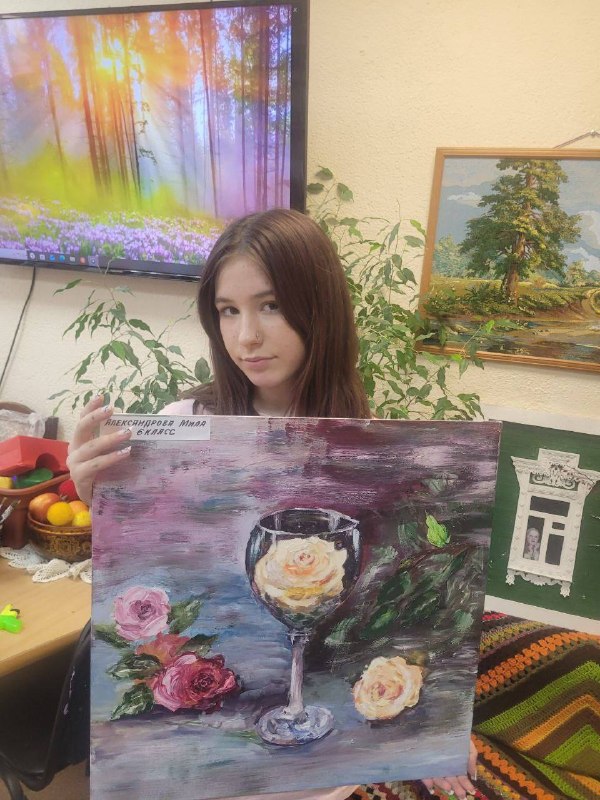 🧑‍🎨Акриловые краски на холсте: новый опыт для юных художниковРебята из 6-го класса кружка «Вдохновение» открыли для себя удивительный мир акриловой живописи. Этот современный художественный материал оказался настоящим открытием: он лёгок в обращении, радует яркой палитрой и даёт безграничные возможности для творчества. По сравнению с гуашью, акрил позволяет создавать более насыщенные и стойкие цвета, а работать с ним — одно удовольствие!Наши ученики только начинают свой путь в искусстве: учатся наблюдать, искать свой уникальный почерк и выражать мысли через цвет и форму. Ведь, как говорил великий Леонардо да Винчи«там нет художника, где его кисть не думает вместе с художником».Особенно хочется отметить старания Ильи Лугегова, Алисы Борисовой, Алисы Ивановой, Ильи Расторгуева, Марины Томасовой и Милы Александровой. Вы большие молодцы! Пусть этот путь будет сложным, но невероятно интересным. Вперёд, к новым творческим вершинам! 🎨