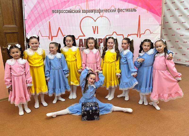 Сегодня с гордостью рассказываем об ученице 1 «А» класса Алисе Блиновой, которая уже пять лет занимается в танцевальной студии «Жемчужина» под руководством замечательных тренеров — Обориной Елены Владимировны и Калининой Марии Юрьевны.Алиса — настоящий пример трудолюбия, настойчивости и дисциплины. Регулярные тренировки, умение слушать музыку, чувствовать ритм и передавать эмоции через движения помогают ей занимать призовые места на престижных хореографических конкурсах.Недавние достижения Алисы:- Лауреат I степени во Всероссийском конкурсе-фестивале «Весне навстречу»;- Лауреат II степени в фестивале «Артерия в ритме наших сердец»;- Лауреат III степени в конкурсе «Создай мечту».Танцевальное мастерство Алисы успешно сочетает с отличной учёбой, активным участием в олимпиадах и творческих конкурсах. У неё много друзей среди одноклассников, и она всегда готова поддержать любую инициативу.Поздравляем Алису с яркими победами и желаем, чтобы каждый её танец был наполнен радостью, вдохновением и новыми успехами! Пусть впереди будет ещё больше наград и счастливых моментов! 💃🎉