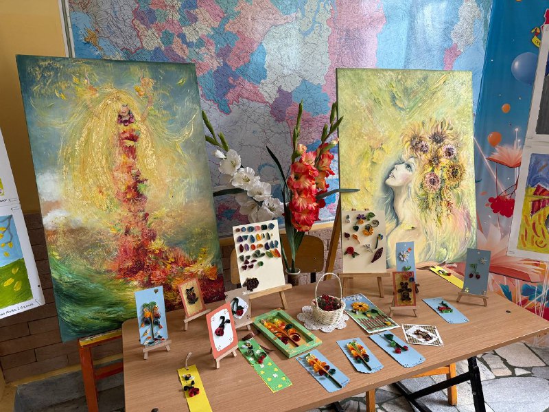🎨Все краски осени 🍂Дорогие родители и ученики!Приглашаем вас посетить выставку творческих работ наших учеников под названием «Все краски осени». Это удивительная возможность увидеть мир глазами талантливых детей нашей школы.🌿 Выставка представляет собой яркое собрание картин и квиллинга, созданных учащимися нашего творческого объединения «Палитра» и творческой мастерской.Будем рады видеть всех желающих поддержать юных художников и насладиться красотой искусства вместе с нами! 