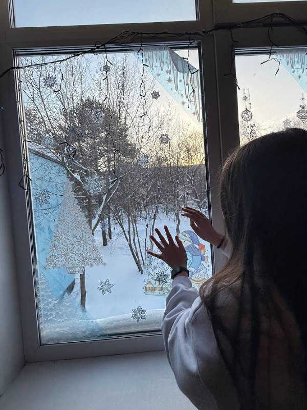 Отправляемся в путешествие с 7-м классом!Сегодня мы отправимся в удивительную страну — Таиланд, где Новый год отмечается не один, а целых три раза! Давайте посмотрим, как жители королевства устраивают настоящие праздники каждый год.Три способа встретить Новый год:По европейскому стилю, согласно григорианскому календарю (1 января)Вместе с Китаем, следуя древним традициям лунного календаряТрадиционно тайским способом, в дни весеннего равноденствия и начала сезона дождей, празднуя знаменитый фестиваль Сонгкран (13–15 апреля).🔥Сонгкран — национальный символ единства.Этот традиционный праздник носит название, происходящее от санскритского слова «санкранти», обозначающее «переход». Так называют период смены сезонов, приход весны и начало земледельческого года. Несмотря на официальную реформу календаря в 1940 году, Сонгкран остался важным символом национальной культуры и семейных ценностей.Сонгкран- это настоящий карнавал под открытым небом, полный ярких красок и эмоций:— Красочные костюмированные представления на улицах городов— Живые выступления музыкантов и народных танцевальных коллективов— Масштабные шествия с участием артистов и обычных горожан— Ярмарки, где продаются вкуснейшие блюда местной кухни, разнообразные товары народного промысла и экзотические фрукты.🍇