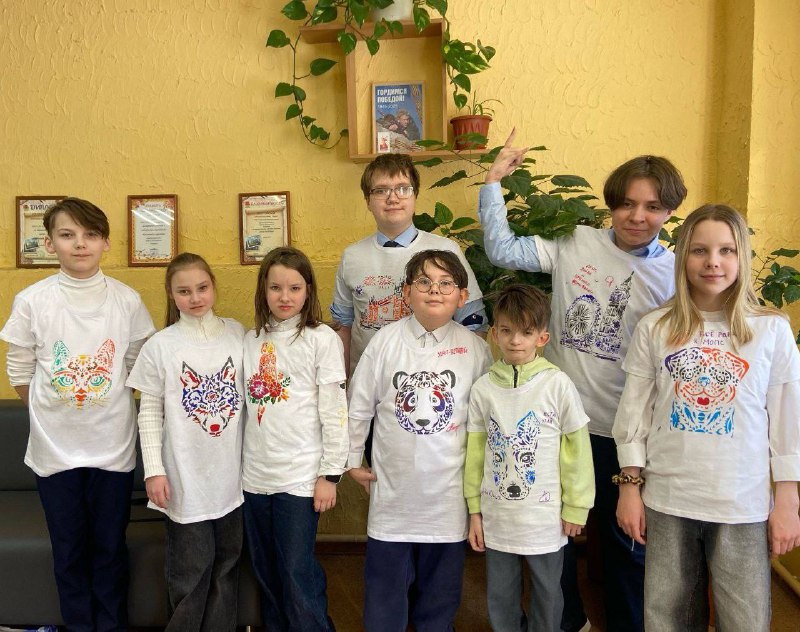 Наши пятиклассники окунулись в мир творчества и фантазии! В честь праздника ФевроМарта прошел захватывающий мастер-класс по росписи футболок.Ребята получили возможность проявить себя в роли дизайнеров, используя яркие акриловые краски и белые футболки. Под руководством опытного мастера дети узнали правила техники безопасности и освоили базовые приемы работы с тканями.🖌️🎨 Процесс рисования проходил в теплой и дружной обстановке.Каждый школьник создал уникальную вещь, воплотив собственные идеи и мечты в ярком дизайне.Результаты превзошли ожидания: теперь у ребят есть эксклюзивные подарки, сделанные собственными руками!