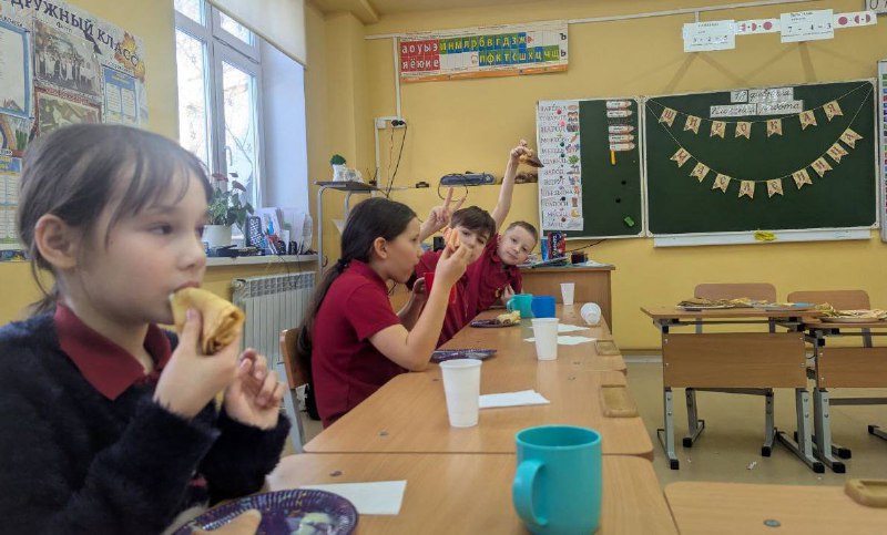 Ох, и весело же 2Б класс встречает Масленицу!Наши ребята окунулись в атмосферу праздника с головой!С помощью правильных ответов в викторине нашли пропавшую сковородку🕵️ и заработали звёздочки ⭐за эрудицию 💡Поиграли в фанты: кто-то читал стихи о весне, кто-то пел песню о Масленице, кому-то выпало станцевать танец с веником, а кому-то — нарисовать блин с улыбкой с завязанными глазами!Антон поделился рецептом розовых блинов, которые обожал сам Александр Сергеевич Пушкин!☝️И конечно же, была самая приятная часть мероприятия — дегустация вкуснейших домашних блинов!