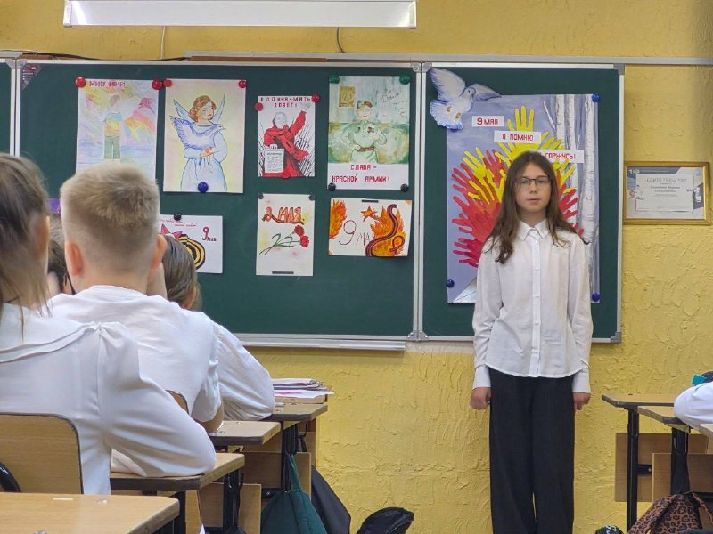 В школе полным ходом идёт подготовка к Дню Победы!⭐️Фойе, кабинеты и актовый зал празднично оформлены. На этой неделе проходят тематические уроки, посвящённые событиям и героям Великой Отечественной войны.🎖️Вчера состоялся творческий урок по изобразительному искусству, который провела Ирина Георгиевна Ларионова. Ребята познакомились с произведениями художников и поэтов военного времени, читали стихи о войне и подготовили рисунки для выставки.Кульминацией недели станет смотр строя и песни. Сейчас во всех классах идут репетиции: дети разучивают песни, учатся маршировать и с нетерпением ждут главного события.