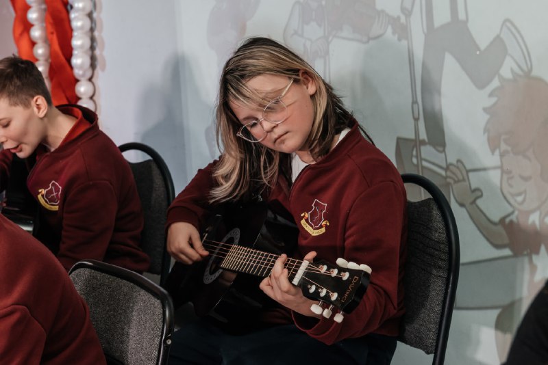 Спешим рассказать про второй концерт проекта #внеурочка На этот раз свои таланты демонстрировали учащиеся 3 и 4 классов "Европейской школы".Этого события мы ждали целых полгода! И вот на сцене - наши звезды! Выступали, как настоящие артисты - 4А сыграл популярную композицию группы "Nirvana", 3б класс - песню "Лесник" группы "Король и шут".4б в этот раз исполнил песню на английском языке - "Zombie" — ирландской рок-группы The Cranberries. Прозвучали и другие хиты - всем известная "Группа крови" ("Кино") - кстати, именно эту композицию мы часто слышали на переменах в исполнении Тимофея Абрамова из 3Б. Патриотичная "Матушка-земля", самая молодёжная"Юность", любимая песня всех девчонок - "Виртуальная любовь", зажигательная "Если хочешь танцевать - танцуй, танцуй!".Педагоги школы искусств "Джазофрения" - Максим Кузнецов  и Оксана Максимова как обычно, снова буквально совершили невозможное: концерт был просто потрясающий!🔥Мы очень гордимся удачным выступлением наших ребят. Конечно, есть у нас и уже признанные артисты, которые занимаются не первый год. Но для большинства детей это был дебют - они только начали осваивать и эстрадный вокал, и игру на музыкальных инструментах (гитара, барабан) с нуля! И показали очень достойный результат! Самое главное, чувствовалась энергетика артистов, эмоции просто невероятные!После концерта праздник продолжился весёлыми музыкальными играми, танцами, которые подготовила Анастасия Алексеевна Селиванова, и душевными песнями. "Как в сказке, придет новый год!.." Благодарим музыкального руководителя Анну Николаевну Кочневу за современный репертуар, который она готовит с ребятами к каждому празднику!И конечно же, все участники и зрители отметили, какой красивый в этом году наш зал, 😍 какая красивая сцена! Здесь царит новогоднее настроение!Настоящим сюрпризом стало появление на празднике Дедушки Мороза! И снова веселые игры, а потом - сладкие подарки! И до встречи 31 декабря! С наступающим Новым годом!Ссылка на видео: 