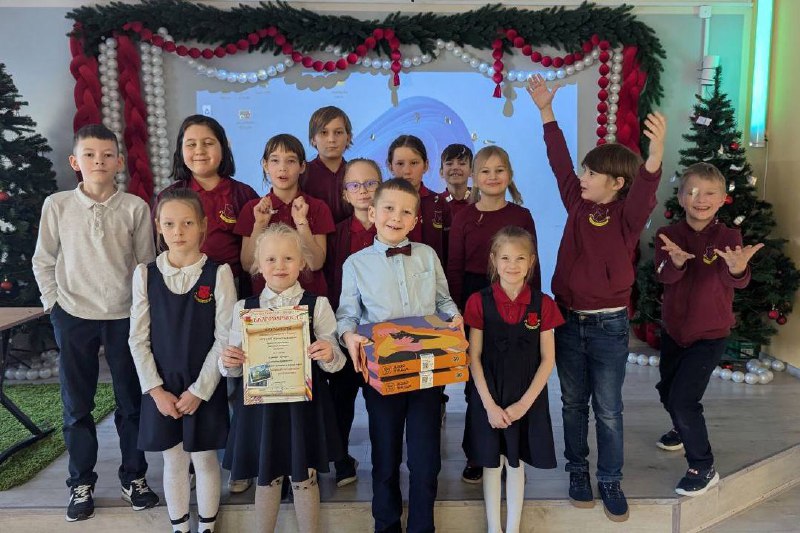  Вот и подошёл к концу наш замечательный конкурс «Новый год шагает по планете»!Мы искренне благодарим всех участников и поздравляем победителей!Начальные классы🥇 Первое место:1А класс («Новый год в России»)1Б класс («Новый год в Китае»)4А класс («Новый год в Германии»)🥈 Второе место:2Б класс («Новый год в Италии»)Старшие классы🥇 Первое место:9 класс («Новый год в Африке»)11 класс («Новый год в Англии»)🥈 Второе место:5 класс («Новый год в России»)🥉 Третье место:7 класс («Новый год в Таиланде»)Огромное спасибо нашим талантливым ребятам! Вы молодцы Пусть впереди вас ждут новые победы и достижения!🥰
