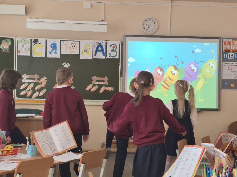 Люби, цени и знай свой язык!В 1 «А» классе был проведен открытый обобщающий урок по русскому языку: школьники отправились в путешествие в страну Алфавитию. Занятие началось с обсуждения пословицы «Повторенье – мать учения». Затем в игровой форме повторяли понятия «предмет», «признак», «действие», играя в почтальонов, определяли, сколько слогов в слове. Далее перешли к теме «Русский алфавит». Поговорили о происхождении слов «Азбука» и «Алфавит», повторили пройденный материал: количество гласных и согласных букв в алфавите, правила написания строчных и заглавных букв, классификацию гласных по рядам и т.д. За правильные ответы команда получала смайлик. Урок прошел содержательно и динамично: дети активно двигались, отвечали с места и работали у доски, продемонстрировали умение работать в команде.  Танцевальная физкультминутка внесла оживление в ход занятия. Урок провела учитель высшей категории Поносова Галина Ивановна.Люби, цени и знай свой язык!В 1 «А» классе был проведен открытый обобщающий урок по русскому языку: школьники отправились в путешествие в страну Алфавитию. Занятие началось с обсуждения пословицы «Повторенье – мать учения». Затем в игровой форме повторяли понятия «предмет», «признак», «действие», играя в почтальонов, определяли, сколько слогов в слове. Далее перешли к теме «Русский алфавит». Поговорили о происхождении слов «Азбука» и «Алфавит», повторили пройденный материал: количество гласных и согласных букв в алфавите, правила написания строчных и заглавных букв, классификацию гласных по рядам и т.д. За правильные ответы команда получала смайлик. Урок прошел содержательно и динамично: дети активно двигались, отвечали с места и работали у доски, продемонстрировали умение работать в команде.  Танцевальная физкультминутка внесла оживление в ход занятия. Урок провела учитель высшей категории Поносова Галина Ивановна.