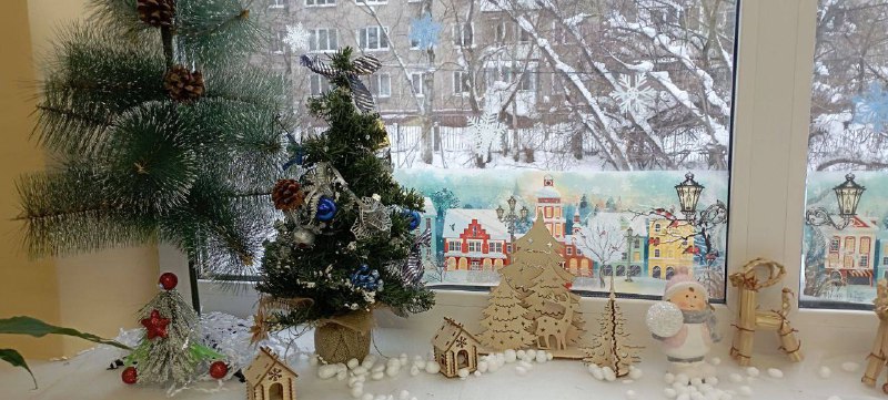 🌍Мы продолжаем наше увлекательное путешествие и сегодня заглянули в гости к ученикам 3А класса! Вместе с ними перенеслись в прекрасную Францию, страну романтики, искусства и удивительных традиций.Во Франции Дедушку Мороза зовут Пэр Ноэль, что значит «Отец Рождество». Помогает ему верный спутник — Пэр Фуэтар, чье имя переводится как «Страшилище». Именно этот строгий помощник следит за порядком и дисциплиной малышей: шалуньям и проказникам грозит наказание в виде угольного подарочка или... даже похищение самыми несносными хулиганами!Несмотря на такую серьезную роль помощника, сам праздник Нового Года проходит весело и радостно. Вместо семейных посиделок, жители отправляются гулять по улицам городов, устраивая вечеринки в ресторанах, клубах и кафе. Кто-то наслаждается ночным Парижем, прогуливаясь по сияющим огнями Елисейским Полям или поднимаясь на холмы Монмартра.Стеклянные украшения для ёлок также родом из Франции. Раньше елочки украшались настоящими фруктами, чаще всего яблоками. Однажды случилось несчастье — яблочный урожай пропал, и мастера придумали создавать прозрачные стеклянные шарики, которые стали символом красоты и добра на долгие годы вперед.Важнейший символ французских торжеств — конечно же, сама елка. Её водружают заранее, украшая гирляндами и игрушками, а потом долго-долго хранят, вплоть до окончания январских праздников. За это время многие семьи успевают пригласить друзей, принять подарки и самим сделать приятное близким людям.Даже снеговых кукол Франция научилась лепить с неповторимым стилем! Местные снежные фигуры выглядят утонченно и стильно: элегантные цилиндры, яркие платки-шарфы, веселые улыбки и глаза-кнопки превращаются в настоящих персонажей парижской моды.Путешествие продолжается! Впереди нас ждут новые приключения и открытия