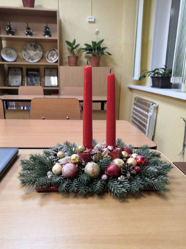 Новый год шагает по планетеОбучающиеся 11 класса создали уникальную атмосферу английского Рождества и Нового года в своём кабинете!В Англии принято украшать дома задолго до праздника и сохранять декорации вплоть до окончания зимних каникул. Особое внимание уделяется пушистой красавице-ели, которую щедро декорируют гирляндами, блестящими шарами и игрушками ручной работы. Свечи занимают важное место в оформлении интерьера: ими украшают подоконники окон и столы, создавая уютную атмосферу семейного тепла.Также британцы любят вешать на двери домов декоративные венки из ветвей остролиста и падуба. Эти растения символизируют защиту от негативной энергии и привлечение благополучия.К праздничному столу готовят традиционные блюда, например запечённую индейку или гуся, пироги: мясной, яблочный или миндальный, пудинг. Также подают особенную овсяную лепёшку, которая служит символом удачи в новом году. Традиционный английский новогодний напиток - пунш.В Лондоне ежегодно проводят самый большой новогодний парад в мире. В нём принимают участие танцоры, акробаты, клоуны, жонглёры и другие артисты. Актёры устраивают театрализованное представление, превращаясь в героев известных английских сказок и книг.У англичан существует интересная традиция составления списков целей и планов на новый год. Для этого жители закупают специальные записные книжки, они верят, что чётко сформулированные желания имеют больше шансов сбыться.На столе или под новогодней ёлочкой жители Англии всегда оставляют угощение для Санты: кусочек пирога или традиционное английское печенье.Ещё одна любопытная примета связана с первым посетителем нового года. Считается, что тот, кто первый переступит порог дома сразу после полуночи, приносит благополучие и успех семье. Обычно выбирают мужчину с тёмными волосами, который приходит с символическими дарами: солью, хлебом или маленьким угольком, символизирующим достаток и тепло домашнего очага.Ну, а мы полетели дальше! В наше незабываемое путешествие