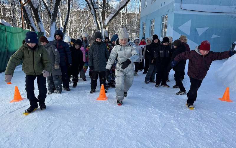 📌Неделя перед Днем защитника Отечества в нашей школе прошла ярко и увлекательно благодаря «зимним стартам» для учащихся начальных классов! 🏂️Ребята соревновались между собой, показывая силу духа, ловкость и взаимоподдержку. Каждый старался внести вклад в успех своей команды, рисуя плакаты и болея за одноклассников.Мы благодарим всех участников соревнований за активность и энтузиазм! Итоги «зимних стартов» станут известны на школьной линейке.Больше фотографий с «зимних стартов» 👉🏼 тут Встретимся на линейке, впереди много интересного! 