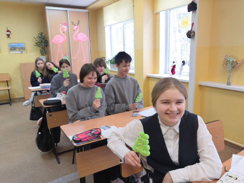 Путешествие в Африку с 9 классом!🌍Традиции празднования Нового года в Африке отличаются разнообразием и уникальностью, отражающими культурное богатство континента.Общие черты африканских празднований:🦩 Новый год часто отмечается большими семейными собраниями и общением с друзьями. Люди собираются вместе, чтобы поделиться едой, танцами и песнями.🦩 Многие блюда готовятся специально для праздника. Например, в некоторых регионах популярны блюда из кукурузы, риса и рыбы.🦩 Танцы и музыка играют важную роль в праздниках. Народные танцы и традиционные инструменты создают особую атмосферу.🦩 Использование огня также распространено. К примеру, в некоторых странах зажигают костры, символизирующие очищение и начало нового цикла.Особенности праздников в разных странах Африки:🌵Южная Африка: здесь праздник часто сопровождается фейерверками и музыкой. Люди выходят на улицы, посещают вечеринки и концерты. Некоторые общины проводят специальные церемонии, посвящённые началу нового года.🌵 Нигерийцы отмечают Новый год яркими костюмированными шествиями и традиционными танцами. Еда играет большую роль, особенно блюда из ямса и риса.🌵 Многие марокканцы несмотря на исламские обычаи, принимают участие в светских мероприятиях. Распространены праздничные ярмарки и фестивали, где можно попробовать местные деликатесы.Таким образом, празднование Нового года в Африке сочетает древние традиции и современные элементы, создавая уникальную и яркую картину.Оформление кабинета не только создало праздничную атмосферу, но и позволило обучающимся 9 класса почувствовать себя частью культурного наследия Африки. Шары и гирлянды с африканскими мотивам, игрушки-животные, ритуальные маски и традиционный рождественский венок. Важно отметить вклад всех участников процесса оформления - учеников, родителей и классного руководителя, ведь совместная работа укрепляет коллектив и способствует развитию творческих способностей каждого участника.