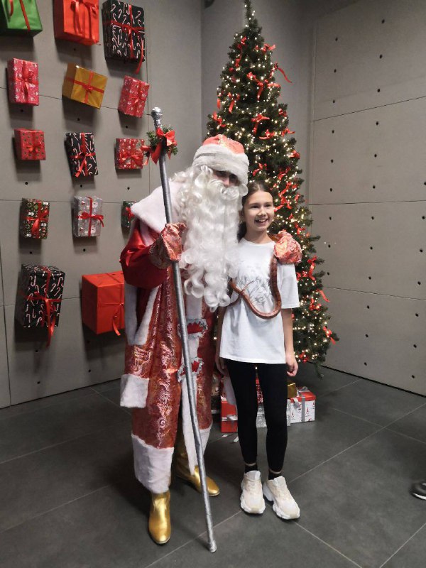 Увлекательное приключение  «Форт Боярд» В преддверии Нового года🎄 ученики 5 класса окунулись в атмосферу захватывающего праздника, приняв участие в квест-шоу «Форт Боярд». Поделившись на две команды, ребята смело преодолели все препятствия, проявив невероятную смелость и решительность.Не каждый бы отважится заглянуть в клетки, наполненные пауками, змеями и даже крысами, но наши пятиклассники справились блестяще. Поиск ключей в столь необычных условиях потребовал силы духа, быстроты реакции и смекалки.Ребята продемонстрировали силу, ловкость, скорость и сообразительность. Именно благодаря этим качествам они смогли собрать полный ящик золота и стать настоящими героями легендарного шоу.🏴‍☠️После игры ребят ждала зажигательная дискотека с Дедом Морозом и пицца с соком. А ещë все желающие могли сфотографироваться со змеёй! Каждый участник получил диплом участника игры и символический ключ от таинственного замка «Форта Боярд». Эти памятные сувениры станут отличным напоминанием о незабываемых эмоциях и впечатлениях.