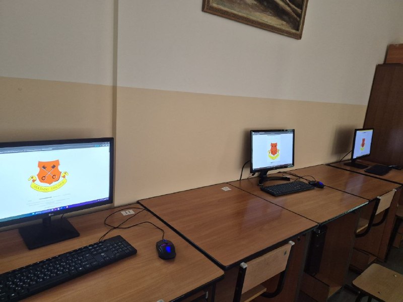 Повышаем цифровую грамотность Смартфоны, планшеты, компьютеры с раннего возраста в доступе практически каждого современного ребенка. Наше убеждение: запрещать их бессмысленно, но нужно учить использовать гаджеты грамотно, дозированно и с пользой для развития, а не только в целях поглощения развлекательного контента. 📍Для выпускника начальной школы цифровая грамотность – это одна из ключевых компетенций по ФГОС. Она включает в себя:цифровую безопасность (понимание основ защиты личных данных, безопасного общения в сети)информационную грамотность (умение искать информацию в цифровых источниках и использовать ее в учебных целях)технические навыки (основы работы с цифровыми устройствами, браузерами, электронной почтой, текстовыми редакторами)цифровое творчество (создание простейшего контента: презентаций, таблиц, документов и пр.)цифровое взаимодействие (умение работать в сети, соблюдение сетевого этикета).В рамках #внеурочки в начальной школе мы работаем на повышение цифровой грамотности детей. 1 и 2 классы начинают изучать информатику и робототехнику, 3 – 4 классы уже познакомились с основами мобильной фотографии и графического дизайна, сейчас изучают программирование на платформе Scratch. Цифровая грамотность - это умение использовать цифровые технологии, и для современного школьника она не менее важна, чем умение читать и писать. Ей и был посвящен одноименный курс для учащихся 3 и 4 классов. Ребята знакомились со смартфоном и планшетом как полезными инструментами для учебы и повседневной жизни, изучали электронную почту и ее функции, учились использовать электронные таблицы для простых расчетов и создавать презентации. Планировали дела и события с помощью календаря, учились совместной работе в облачном хранилище, самостоятельно зарегистрировались в электронных дневниках и даже изучали возможности искусственного интеллекта. Несколько занятий посвятили цифровой безопасности: умению защищать личные данные, распознавать угрозы (фишинг, кибербуллинг) и соблюдать правила безопасного поведения в сети. И все это – не в компьютерном классе, а используя мобильный телефон. Конечно же, эти занятия очень нравились детям. Все эти навыки пригодятся детям и в учебе, и в повседневной жизни!