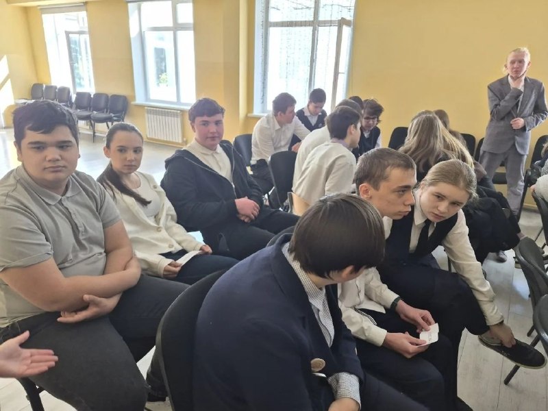 Сегодня в "Европейской школе" вновь прошли дебаты. На этот раз они были посвящены теме:  "Стоит ли после 9 класса уходить в колледж или лучше продолжить учебу в школе? " Участники - 8 и 9 класс, для будущих выпускников этот вопрос, безусловно, актуален. Дебаты — это структурированный публичный спор, где участники (спикеры) делятся на команду утверждения и команду отрицания (в нашем случае - это правительство и оппозиция), аргументированно отстаивая свои позиции.Основная цель участников — убедить аудиторию в своей правоте, соблюдая корректность и логику, также важен тайминг выступления. Выступление выстраивается в следующей логике: тезис  аргумент  раскрытие аргумента. Критерии оценки: умение выступать на публике, отношение к вопросам оппонентов и качество ответов на них, корректность по отношению к оппонентам, определение ключевых понятий, ясность, последовательность изложения.Участников поделили на группы. У каждого выступающего была своя роль: председатель правительства, его заместитель, лидер оппозиции,  член правительства и оппозиции и т.д. Дебаты были оживленными! ➡Позиция правительства: да, учебу в школе необходимо завершать после 9 класса. ➡Оппозиция, соответственно, была за продолжение учебы в 10-11 классах. Что интересно, некоторые участники начали протестовать против такого распределения ролей, поскольку это не отвечает их личной позиции. Но ведущие подчеркнули, что смысл и важность дебатов  именно в том, что необходимо просто аргументированно защищать какую-то позицию, даже если она тебе не близка.Итак, какие аргументы привели участники дебатов? ➡ Уходя из школы после 9 класса, молодежь получает следующие преимущества:- меньше зависишь от родителей- проще поступить в учреждение СПО, нежели в вуз- избавляешься от сдачи ЕГЭ - меньше стресса- быстрее становишься финансово независимым, раньше начиная работать- больше практики, чем теории, что повышает твою ценность на рынке труда- можно сочетать работу и учебу, нарабатывать портфолио и т.д.Аргументы за учебу в 10-11 классе и поступление в вуз:-после СПО нужно все равно сдавать ЕГЭ, если идешь на другую специальность- учебу и работу точно так же можно совмещать- высшее образование - инвестиция в будущее, ведь работодатель с большей вероятностью возьмет на работу выпускника вуза (кстати, об этом говорит наличие проф. стандартов и требований к уровню образования для той или иной  профессии)- отсрочка от армии- возможность более осмысленной профориентации (!), ведь есть время подумать еще два года, принять решение самостоятельно, возможно, даже выбрать не ту профессию, на которой настаивают родители- не теряешь время на обучение в колледже, потому что срок обучения в вузе после СПО не сократится и пр.﻿Дебаты проведены в рамках курса "Обществознание" в 8 - 9 классах: сейчас дети изучают темы, связанные с образованием.Такая нетрадиционная форма урока дает возможность лучше разобраться в теме и, главное, помогает будущим выпускникам выработать личную позицию по самым актуальным вопросам. Особенно хочется отметить сегодняшние выступления Клестовой Анны и Сибиряковой Алены (оппозиция), Дианы Рыбак, Кирилла Данилевича (правительство).Организаторами дебатов выступили учитель истории и обществознания Ольга Алексеевна Акмаева и студенты ПГНИУ, представители Молодежного парламента Законодательного Собрания края - Сергей Кузнецов,  Антон Бобров, Ян Городецкий.В следующем учебном году мы планируем развивать это направление работы в старших классах, ведь дебаты учат школьников отстаивать свою точку зрения, искать аргументы, строить доказательную базу, формируют критическое мышление, развивают кругозор!