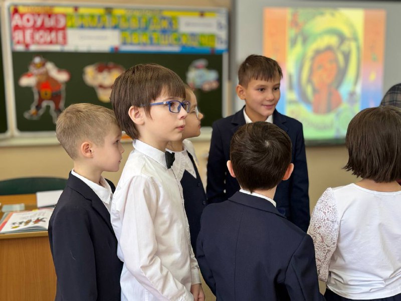 В Европейской школе прошел традиционный праздник «Прощание с Азбукой»!📚Наши маленькие ученики вместе с любимыми героями - Незнайкой, Буквами, Стариком Хоттабычем, Королевой Литературией и Библиотекарем - окунулись в увлекательное путешествие по миру букв и звуков. Они приняли участие в веселых конкурсах и играх:  «Алфавит» «Перевёртыши» «В гостях у сказки» «Собери пословицу» «В стране Грамотеев»  и многие другие.Ребята продемонстрировали отличные знания, проявив себя настоящими друзьями, командными игроками и ответственными учениками. Это было незабываемое мероприятие, полное радости и улыбок. Ребята также получили памятные подарки: медали , дипломы  и сладкие призы!Первоклассники попрощались с Азбукой- книгой, ставшей им добрым другом. В скором времени будут и другие книги, ведь чтение- ключ к знаниям! Особенную благодарность выражаем всем, кто участвовал в организации праздника: нашим дорогим родителям, мудрым классным руководителям первых классов, талантливому учителю музыки и ребятам из 4«Б» класса! Благодаря вашей поддержке праздник удался на славу!Поздравляем наших малышей с успешным завершением первого этапа школьного пути и желаем дальнейших побед, ярких открытий и верных товарищей! Пусть впереди ждут новые интересные страницы Еще больше фотографий можете найти в нашем альбоме!❤️