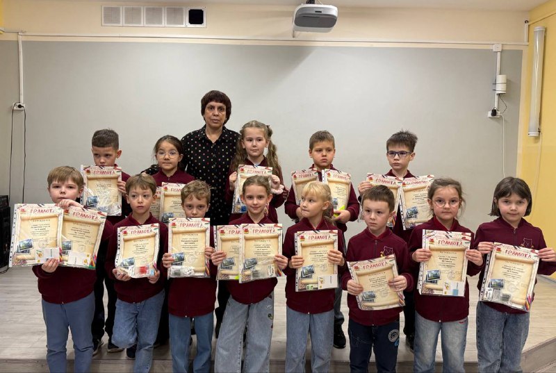 🎓✨Сегодня, 3 декабря, в нашей школе состоялась праздничная линейка для учеников начальных классов!На торжественной линейке  мы отметили и наградили наших талантливых ребят, которые принимали активное участие в осенних школьных мероприятиях. 
