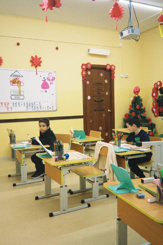 1Б Класс встречает китайский Новый год Наши маленькие ученики решили внести немного восточной экзотики в школьную жизнь! 🤗В кабинете царит атмосфера настоящего Китайского Нового Года. Китайский Новый Год (Чунь Цзе), который также называют Лунным Новым годом или Праздником Весны, занимает самое значительное место среди всех китайских фестивалей и праздников. Он длится в течение первых пятнадцати дней китайского лунного календаря, который по западному летоисчислению начинается где-то между 21 января и 21 февраля. В году праздник начнется 17 февраля.Праздник включает в себя смесь уличных украшений, парадов, народных традиций и массовых гуляний. Весенний фестиваль является национальным праздником в Китае.Поэтому в кабинете все стены украшены яркими рисунками, бумажными фонариками и гирляндами в традиционных красных оттенках, даже есть дракон!🐉 Красный цвет вообще означает удачу, изобилие и счастье в китайской культуре и часто носится или используется для украшения и в других торжествах.Следует отметить, что несмотря на то, что официальный Новый год наступает в Китае как и у нас 1 января, эти праздничные дни не отмечаются здесь с таким размахом, как Лунный Новый год. Юань дань (или европейский Новый год) проходит скромно и тихо.Поддерживайте наших маленьких героев из 1Б своими реакциями!