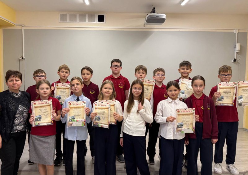 🎓✨Сегодня, 3 декабря, в нашей школе состоялась праздничная линейка для учеников начальных классов!На торжественной линейке  мы отметили и наградили наших талантливых ребят, которые принимали активное участие в осенних школьных мероприятиях. 
