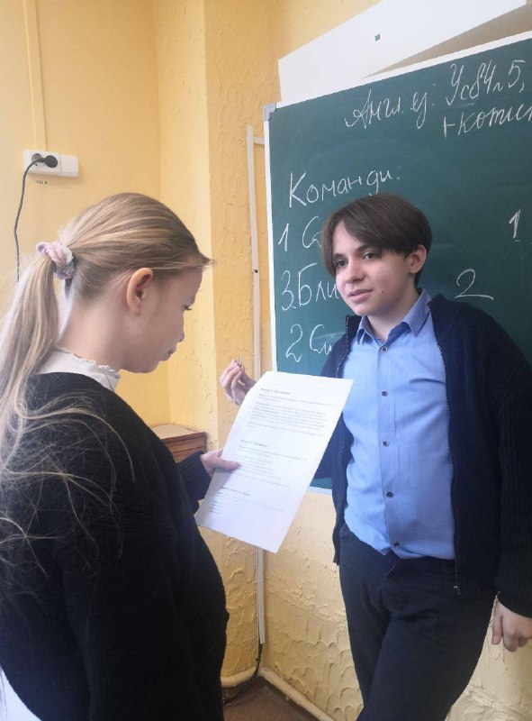 📌На масленичной неделе в нашем 5 классе прошел незабываемый классный час, посвящённый традиционному русскому празднику — Масленице. Организаторами мероприятия стали наши талантливые ученицы София Гофман и Дарина Дягилева, которым удалось создать теплую и праздничную атмосферу.❤️Мероприятие прошло под девизом «Масленица за партой», ребята объединились в три команды, каждой из которых было предложено выбрать яркое и креативное название. Получилось так: команда «Солнцевы», команда «Блинчики» и команда «Сметанка». Эти названия  сразу задали настроение всему мероприятию!Во время классного часа ученики активно участвовали в различных конкурсах и заданиях. Ребята окунулись в историю праздника, вспомнили народные пословицы и поговорки, проверили знания, участвуя в викторинах и разгадывая тематический кроссворд.Классный час пролетел незаметно: смех, азарт и дружеская поддержка царили среди ребят. Все участники получили море позитивных эмоций и яркие впечатления, почувствовав себя частью настоящего русского народного гуляния даже сидя за школьными партами.👩🏻‍🏫Мы благодарим организаторов и всех участников замечательного классного часа! Пусть радость, улыбки и хорошее настроение останутся с вами надолго!