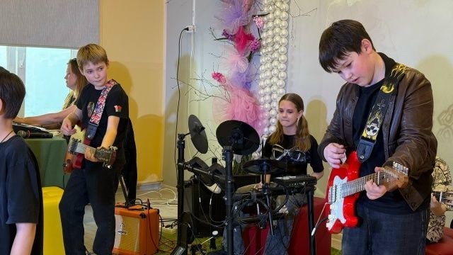 Эта неделя была очень яркой: прошел смотр строя и песни, два итоговых концерта #внеурочки. ...В мае школу охватила предпраздничная суета. И это так радует! Это знак того, что школа живёт, что, кроме учёбы, в ней происходит что-то действительно интересное и объединяющее всех!Ежедневные репетиции. Марш, сдача рапорта, а после - вальс, танцы, театр, стихи. Постоянно звучит музыка, песни. Детские голоса, смех. Белые рубашки, косички  с бантиками, военная форма.  Выбор нарядов для концерта. В этой суете успеваем учится, гулять (наконец-то вернулось тепло!), писать контрольные и ВПР. Но важно не только мероприятие, как контрольная точка, но и процесс подготовки к нему, ведь в это время мы учим детей: работать в условиях многозадачности, быть командой, в которой от каждого зависит конечный результат, быть креативными, не сдаваться, когда что-то не получается,  в чем-то даже преодолевать себя,идти к своей цели!Итак, о концертах! 📍"Джазофрения", которую мы  выбрали как одно из направлений внеурочной деятельности 4 года назад, превратилась в школе в самое настоящее творческое движение. Дети поют, играют на гитарах, барабанах. Кто-то поборол свой страх выйти на сцену, кто-то впервые попробовал себя в роли вокалиста. Кому-то родители купили гитару (и таких детей много!). Кто-то выучил свои первые аккорды, а кто-то уже играет настоящую партию легендарного гитариста группы "Кино". Мы очень благодарны педагогам - Максиму Кузнецову и Оксане Григорьевой. Они всегда работают на результат, открывают в детях таланты! И вот ребята на сцене - яркие, раскованные, настоящие звёзды, выдающие в зал такие эмоции, такую энергетику, что аплодисменты не стихают!Мы бесконечно гордимся их достижениями! И тем, что этому они научились в школе!📍Еще одно яркое событие концерта - спектакль театральной студии. В этом сезоне педагог Софья Горяева (театральная студия "Ирбис") - невероятно талантливая, яркая, харизматичная - подготовила целых четыре мини-спектакля по рассказам Н.Носова.Картинки сменялись, как в калейдоскопе. Спектакли пролетели на одном дыхании! Уровень подготовки актеров очень высокий, и нам хочется и в следующем году видеть театр среди направлений #внеурочки под руководством именно этого педагога !📍Еще одно направление, представленное в концерте - это танцы. Среди них - и более классические, посвященные Дню Победы, и современные. Слаженные и четкие движения, задор, энергия, улыбки, и как итог - аплодисменты зрителей!  Детей готовила к выступлению педагог Алексия Лебедева. В следующем году обязательно продолжим танцевать! Концерты #внеурочки - это всегда море эмоций, радостных улыбок и аплодисментов! Ради этого стоило потрудиться! Огромную благодарность за подготовку концертов мы выражаем педагогам направлений, Марии Андреевне Патрушевой (сценарий, репетиции, общая организация) иведущей Анастасии Алексеевне Селивановой.За подготовку детей к смотру строя и песни (ребята просто поразили зрителей и жюри слаженностью движений, военной формой, уровнем строевой подготовки) благодарим учителей физкультуры Татьяну Витальевну Ванькову (ей принадлежит идея проведения мероприятия) и Виталия Геннадьевича Алевского - нашего главнокомандующего и главного судью. На их плечи легли бесконечные репетиции, но результат стоил того! За подготовку творческой части смотра и оформление уличной площадки благодарим Анну Сергеевну Гилеву и Екатерину Витальевну Копытову. ...Выходные заканчиваются, с понедельника нас ждут репетиции последнего звонка и совсем скоро - каникулы!..