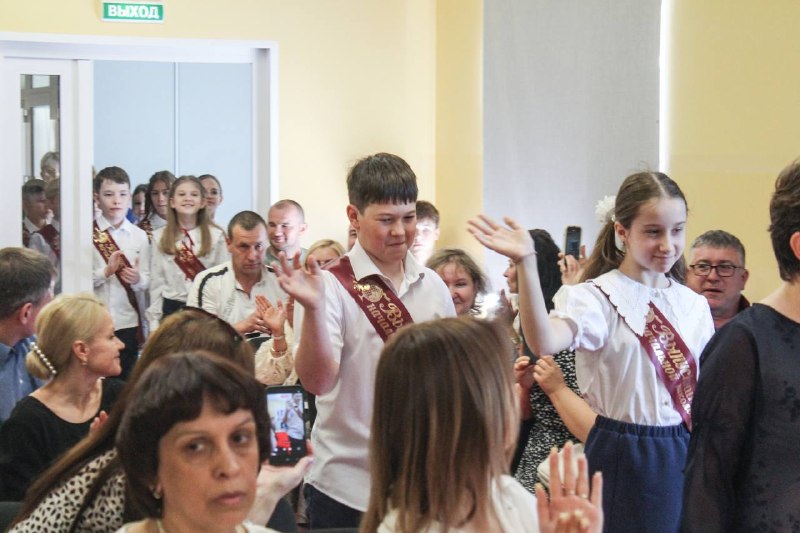 ✨ 22 мая в стенах Европейской школы прошёл долгожданный выпускной 4-х классов! 🎓Каждый класс подготовил свой творческий номер, а в завершение все ребята вместе исполнили трогательную песню — прощание с начальной школой. Это был очень тёплый и запоминающийся день для учеников, родителей и учителей.Поздравляем 4А, 4Б и 4В с последним звонком! Мы гордимся вашими успехами, смелостью и дружбой. Пусть впереди вас ждут только интересные открытия, новые друзья и большие победы. В добрый путь, дорогие выпускники начальной школы! А еще больше фото можете найти в нашем альбоме