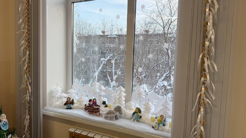 Путешествие продолжается и мы заглянули в Россию!Оформление класса в русских традициях к Новому году – занятие, к которому ребятишки 1 «А» совместно с учителем и родителями подошли с особой ответственностью и вложили частичку своей души. Все украшения помогли создать атмосферу сказки, особого волшебства, позитива и радости.В преддверии праздника в каждом доме спешат установить нарядную ёлку и украсить праздничными атрибутами помещения. Раньше на Руси для дома и ёлки использовали съедобные декорации, свечи и игрушки.Наши первоклассники в мастерской Деда Мороза, организованной в классе, не стали отходить от традиций и создали своими руками игрушки с народными мотивами: матрешек, лошадок, гирлянды из сушек, валенки и домики из фетра, которыми оформили красавицу-ёлочку и новогодние стенды. Родители тоже не остались в стороне: появился камин, праздничные постеры, оформление на окнах и потолке в русском стиле.Голубой, красный, зелёный, белый – классические цвета, которые часто использовались в новогоднем оформлении в России, особенно в украшениях конца XIX и XX веков. Эта гамма цветов стала преобладающей в праздничном оформлении кабинета. Красный цвет – цвет флага и самодельных флажков. Белый цвет – цвет ваты, из которой делали игрушки и обматывали ёлку. Голубой – небесный цвет, который символизирует чистоту, надежду, милосердие и здоровье. Зелёный цвет-ассоциируется с хвойными деревьями, которые остаются зелёными даже в зимнее время.Знакомясь с историей праздника, дети узнали, что наступление Нового года в России отмечают бой курантов. Музыку в них исполняет 11 колоколов. Куранты расположены в Спасской башне Кремля. На ней есть четыре огромных циферблата с золочёными цифрами, которые смотрят на четыре стороны света.В традициях празднования Нового года в России есть образы сказочных персонажей - Дед Мороз, добрый волшебник, даритель подарков и Снегурочка, уникальный персонаж русской культуры, не имеющий прямых аналогов в западной мифологии.Необъятная многонациональная Россия вобрала в себя множество разных традиций и обычаев, поэтому неудивительно, что у каждого народа есть свои зимние волшебники. В Бурятии – Сагаан Убугун, в Мордовии – Якшамо Атя, в Татарстане – Кыш Бабай, в Республике Тыва – Соок Ирей, в Удмуртии – Тол Бабай, в Чувашии – Хел Мучи, в Якутии – Чысхаан.В России верят, что как Новогоднюю ночь встретишь, так её и проведёшь. Поэтому в Новый год принято веселиться и дарить подарки.