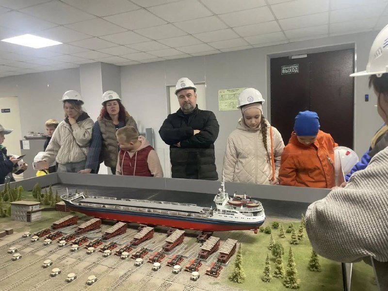 4А классу "Европейской школы" выпала уникальная возможность посетить Пермскую судоверфь — предприятие, расположенное на территории бывшего судостроительного завода «Кама». Успели в самый последний день до начала судоходства! Отправились на экскурсию вместе с родителями.В 2026 году заводу исполнится 95 лет, и это событие станет поистине знаменательным.Экскурсия началась с территории у проходной, где нас встретил памятник — бронекатер БК-140, настоящий боевой корабль, построенный на этом заводе в годы Великой Отечественной войны. Эти суда защищали водные пути, и один из них дошел почти до Берлина, что делает экскурсию особенно символичной в преддверии Дня Победы. Для участия в смотре строя и песни, приуроченном ко Дню Победы, в качестве рода войск класс выбрал военно-морской флот, поэтому экскурсия стала еще более актуальной для наших будущих "моряков".После этого мы отправились в производственные цеха. Здание недавно отремонтировали, внутри светло и чисто. Но самое сильное впечатление произвели станки лазерной резки металла. Детям и взрослым это напомнило научную фантастику, однако это уже реальность пермского судостроения.Мы стали свидетелями того, как 30-тонный мостовой кран аккуратно поднял и установил на место секцию корпуса нового теплохода «Байкал». Это судно предназначено для плавания по озеру Байкал и станет современным круизным лайнером.Рядом на стапелях собирали пассажирские причалы, которые отправятся в Москву, а также в Сарапул и Осу. Изделия пермских корабелов можно будет увидеть на многих водных маршрутах страны.Затем нас провели к слипу — специальной наклонной платформе с рельсами, по которой корабли спускают на воду или поднимают из воды для ремонта. Длина судов, которые может обслуживать местный слип, достигает 129 метров, и раньше посмотреть на такой спуск собирался весь район.Мы также осмотрели затон — участок реки, где суда зимуют. Оказалось, что это пространство летом превращается в площадку для музыкального фестиваля.А ещё именно здесь снимали несколько сцен фильма «Географ глобус пропил» по роману Алексея Иванова. Так что судоверфь не только промышленный гигант, но и часть культурного ландшафта Перми! Она продолжает традиции, заложенные почти век назад, и это делает её не только промышленным гигантом, но и настоящим украшением города!4А классу "Европейской школы" выпала уникальная возможность посетить Пермскую судоверфь — предприятие, расположенное на территории бывшего судостроительного завода «Кама». Успели в самый последний день до начала судоходства! Отправились на экскурсию вместе с родителями.В 2026 году заводу исполнится 95 лет, и это событие станет поистине знаменательным.Экскурсия началась с территории у проходной, где нас встретил памятник — бронекатер БК-140, настоящий боевой корабль, построенный на этом заводе в годы Великой Отечественной войны. Эти суда защищали водные пути, и один из них дошел почти до Берлина, что делает экскурсию особенно символичной в преддверии Дня Победы. Для участия в смотре строя и песни, приуроченном ко Дню Победы, в качестве рода войск класс выбрал военно-морской флот, поэтому экскурсия стала еще более актуальной для наших будущих "моряков".После этого мы отправились в производственные цеха. Здание недавно отремонтировали, внутри светло и чисто. Но самое сильное впечатление произвели станки лазерной резки металла. Детям и взрослым это напомнило научную фантастику, однако это уже реальность пермского судостроения.Мы стали свидетелями того, как 30-тонный мостовой кран аккуратно поднял и установил на место секцию корпуса нового теплохода «Байкал». Это судно предназначено для плавания по озеру Байкал и станет современным круизным лайнером.Рядом на стапелях собирали пассажирские причалы, которые отправятся в Москву, а также в Сарапул и Осу. Изделия пермских корабелов можно будет увидеть на многих водных маршрутах страны.Затем нас провели к слипу — специальной наклонной платформе с рельсами, по которой корабли спускают на воду или поднимают из воды для ремонта. Длина судов, которые может обслуживать местный слип, достигает 129 метров, и раньше посмотреть на такой спуск собирался весь район.Мы также осмотрели затон — участок реки, где суда зимуют. Оказалось, что это пространство летом превращается в площадку для музыкального фестиваля.А ещё именно здесь снимали несколько сцен фильма «Географ глобус пропил» по роману Алексея Иванова. Так что судоверфь не только промышленный гигант, но и часть культурного ландшафта Перми! Она продолжает традиции, заложенные почти век назад, и это делает её не только промышленным гигантом, но и настоящим украшением города!
