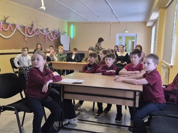 В наш чат бот пришел вопрос о режиме дня в "Европейской школе". Рассказываем. 📍Начальная школа – это школа полного дня. Дети приходят в 08.30 и остаются здесь до 18.00 часов. Для первоклашек и второклассников день начинается с завтрака, а затем – первый урок. Ученики 3 и 4 классов завтракают на перемене после первого урока. Уроки в школе - по 45 минут. Как мы уже рассказывали, прямо в учебное расписание включены внеурочные занятия. Такое чередование видов деятельности учит детей быстро переключаться между задачами, дает возможность отдохнуть, оптимально распределяет учебную нагрузку в течение дня и развивает множество компетенций. На переменах после 4 и 5 уроков дети обедают и отправляются на прогулку. Наверное, это одно из любимых занятий в расписании! Гуляем на закрытой огороженной территории. У нас очень красиво! Небольшая березовая роща, много зелени и цветов! Осенью здесь так радостно шуршать цветными листьями на дорожках, собирать гербарий. А какие огромные сугробы наметает зимой! На территорию часто забегают белочки, увидеть их – хорошая примета! Именно белки украшают неофициальный герб школы и изображены на фирменном школьном стикерпаке.🐿Прогулка – это отдых, свежий воздух, общение с друзьями. Под присмотром педагогов в зависимости от сезона дети играют в догонялки, в футбол, в снежки, валяются в сугробах, прыгают в классики, рисуют цветными мелками на асфальте и находят для себя массу других интересных занятий.После прогулки, как правило, еще один урок и далее – самоподготовка. Дети закрепляют изученный материал, выполняют небольшие домашние задания. Учебная деятельность заканчивается в 16.15 ч. ❓А что потом? После уроков дети находятся под присмотром тьюторов, участвуют в различных играх,  мастер-классах, в хорошую погоду гуляют, общаются с друзьями. Кроме этого, вожатые детского лагеря «Солнышко» два раза в неделю проводят для детей квесты и другие мероприятия. ❓Можно ли забрать ребенка раньше 18.00 часов? Да, по согласованию с классным руководителем (если ребенок посещает кружки и секции вне школы). Но после уроков в школе происходит тоже столько интересного, что детям ооочень не хочется уходить!😜В наш чат бот пришел вопрос о режиме дня в "Европейской школе". Рассказываем. 📍Начальная школа – это школа полного дня. Дети приходят в 08.30 и остаются здесь до 18.00 часов. Для первоклашек и второклассников день начинается с завтрака, а затем – первый урок. Ученики 3 и 4 классов завтракают на перемене после первого урока. Уроки в школе - по 45 минут. Как мы уже рассказывали, прямо в учебное расписание включены внеурочные занятия. Такое чередование видов деятельности учит детей быстро переключаться между задачами, дает возможность отдохнуть, оптимально распределяет учебную нагрузку в течение дня и развивает множество компетенций. На переменах после 4 и 5 уроков дети обедают и отправляются на прогулку. Наверное, это одно из любимых занятий в расписании! Гуляем на закрытой огороженной территории. У нас очень красиво! Небольшая березовая роща, много зелени и цветов! Осенью здесь так радостно шуршать цветными листьями на дорожках, собирать гербарий. А какие огромные сугробы наметает зимой! На территорию часто забегают белочки, увидеть их – хорошая примета! Именно белки украшают неофициальный герб школы и изображены на фирменном школьном стикерпаке.🐿Прогулка – это отдых, свежий воздух, общение с друзьями. Под присмотром педагогов в зависимости от сезона дети играют в догонялки, в футбол, в снежки, валяются в сугробах, прыгают в классики, рисуют цветными мелками на асфальте и находят для себя массу других интересных занятий.После прогулки, как правило, еще один урок и далее – самоподготовка. Дети закрепляют изученный материал, выполняют небольшие домашние задания. Учебная деятельность заканчивается в 16.15 ч. ❓А что потом? После уроков дети находятся под присмотром тьюторов, участвуют в различных играх,  мастер-классах, в хорошую погоду гуляют, общаются с друзьями. Кроме этого, вожатые детского лагеря «Солнышко» два раза в неделю проводят для детей квесты и другие мероприятия. ❓Можно ли забрать ребенка раньше 18.00 часов? Да, по согласованию с классным руководителем (если ребенок посещает кружки и секции вне школы). Но после уроков в школе происходит тоже столько интересного, что детям ооочень не хочется уходить!😜