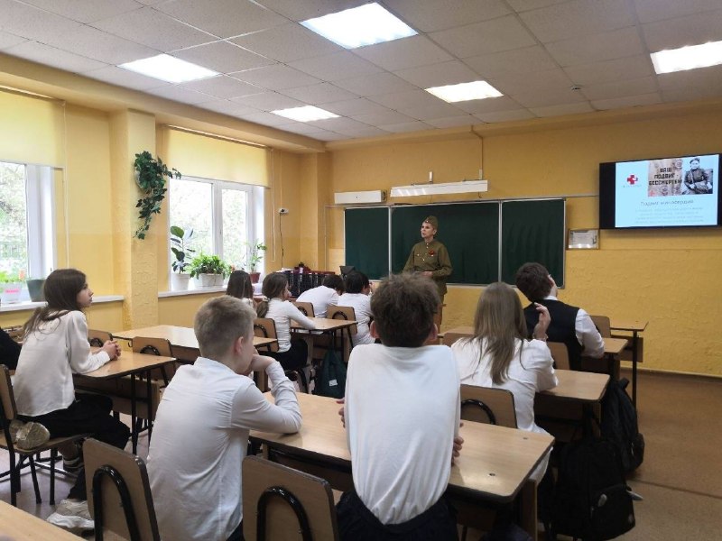 🎖 Подвиг милосердия. Для обучающихся 5 класса состоялся необычный урок-путешествие во времени, посвящённый подвигу милосердия. Мы поговорили о том, что значит иметь «милое сердце» - доброе и способное к состраданию.Ребята услышали живые истории, которые никого не оставили равнодушным. Экскурсовод рассказала, как самоотверженно действовали девочки-санитарки, спасая бойцов, и как врачи возвращали отцов детям. Особое впечатление произвёл тот факт, что каждый второй раненый выжил благодаря заботе медсестры.Ученики увидели на карте города Пермь (Молотов), в каких обычных школах и домах в годы войны располагались госпитали. Атмосферу тех лет помогли прочувствовать отрывки из стихов и песен. Ребята узнали, где находятся памятники героям-медикам, и услышали историю о бесстрашной «сестричке», которая всегда приходила на помощь.В завершение урока каждый написал письмо благодарности медсестре из прошлого. Это был не просто урок истории, а настоящий разговор о доброте, мужестве и человечности.🎖 Подвиг милосердия. Для обучающихся 5 класса состоялся необычный урок-путешествие во времени, посвящённый подвигу милосердия. Мы поговорили о том, что значит иметь «милое сердце» - доброе и способное к состраданию.Ребята услышали живые истории, которые никого не оставили равнодушным. Экскурсовод рассказала, как самоотверженно действовали девочки-санитарки, спасая бойцов, и как врачи возвращали отцов детям. Особое впечатление произвёл тот факт, что каждый второй раненый выжил благодаря заботе медсестры.Ученики увидели на карте города Пермь (Молотов), в каких обычных школах и домах в годы войны располагались госпитали. Атмосферу тех лет помогли прочувствовать отрывки из стихов и песен. Ребята узнали, где находятся памятники героям-медикам, и услышали историю о бесстрашной «сестричке», которая всегда приходила на помощь.В завершение урока каждый написал письмо благодарности медсестре из прошлого. Это был не просто урок истории, а настоящий разговор о доброте, мужестве и человечности.