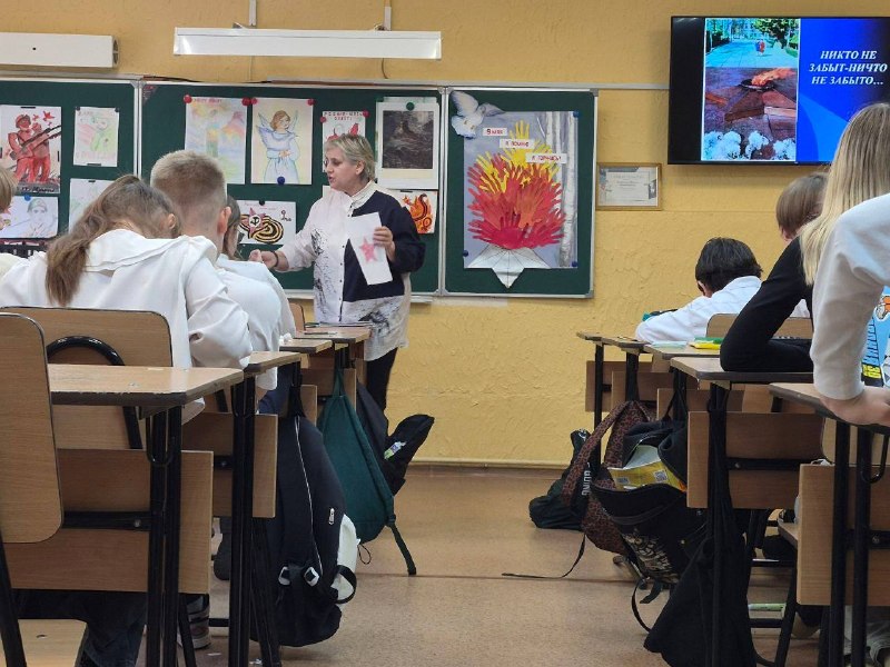 В школе полным ходом идёт подготовка к Дню Победы!⭐️Фойе, кабинеты и актовый зал празднично оформлены. На этой неделе проходят тематические уроки, посвящённые событиям и героям Великой Отечественной войны.🎖️Вчера состоялся творческий урок по изобразительному искусству, который провела Ирина Георгиевна Ларионова. Ребята познакомились с произведениями художников и поэтов военного времени, читали стихи о войне и подготовили рисунки для выставки.Кульминацией недели станет смотр строя и песни. Сейчас во всех классах идут репетиции: дети разучивают песни, учатся маршировать и с нетерпением ждут главного события.