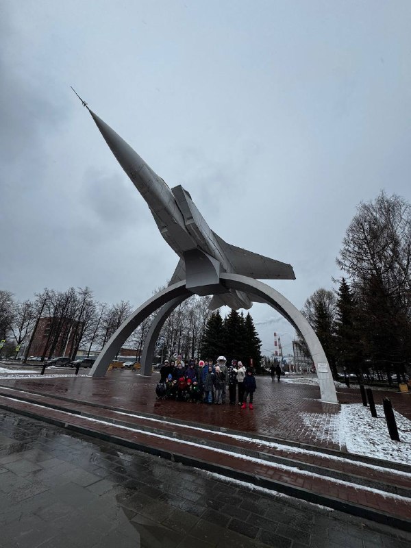 Ученики 1 «Б» и 3 «Б» посетили замечательную автобусную экскурсию, посвященную Дню космонавтики - «Полет начинается на земле». 🚀Ребята узнали, какой вклад вносит Пермь в отечественную космонавтику.🚀Услышали рассказ о выдающихся конструкторах реактивных двигателей.🚀Рассмотрели ракетные установки и баллистические ракеты.🚀Увидели арт-объект - километровый граффити-рисунок о предприятиях авиакосмической отрасли, который может попасть в книгу рекордов Гиннесса (арт-объект Музей авиации под открытым небом).🚍Проехали сквер Авиаторов и увидели стеллу Покорителям космоса.👨‍🚀Узнали, почему легендарный старинный Казанский тракт в 1965 году был переименован в Шоссе Космонавтов.🤖 Услышали секретную информацию о том, что производство роботов Promobot сейчас базируется на месте, где в советское время находилось засекреченное производство аппаратуры дальней связи.✈Также мы прогулялись по скверу им. М. И. Субботина, где увидели настоящий сверхзвуковой истребитель перехватчик МиГ-31 и бюсты легендарных советских конструкторов авиадвигателей Аркадия Швецова и Павла Соловьева.Ученики 1 «Б» и 3 «Б» посетили замечательную автобусную экскурсию, посвященную Дню космонавтики - «Полет начинается на земле». 🚀Ребята узнали, какой вклад вносит Пермь в отечественную космонавтику.🚀Услышали рассказ о выдающихся конструкторах реактивных двигателей.🚀Рассмотрели ракетные установки и баллистические ракеты.🚀Увидели арт-объект - километровый граффити-рисунок о предприятиях авиакосмической отрасли, который может попасть в книгу рекордов Гиннесса (арт-объект Музей авиации под открытым небом).🚍Проехали сквер Авиаторов и увидели стеллу Покорителям космоса.👨‍🚀Узнали, почему легендарный старинный Казанский тракт в 1965 году был переименован в Шоссе Космонавтов.🤖 Услышали секретную информацию о том, что производство роботов Promobot сейчас базируется на месте, где в советское время находилось засекреченное производство аппаратуры дальней связи.✈Также мы прогулялись по скверу им. М. И. Субботина, где увидели настоящий сверхзвуковой истребитель перехватчик МиГ-31 и бюсты легендарных советских конструкторов авиадвигателей Аркадия Швецова и Павла Соловьева.