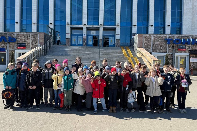 🚆Путешествие по Перми: 1Б, 3Б и 4В классы на «Финисте»!Вчера ученики 1Б, 3Б и 4В классов отправились в настоящее городское приключение — на электричке «Финист» они проехали по маршруту, охватившему 14 станций Перми. На каждой остановке ребят ждали новые открытия о нашем замечательном городе.А мы готовы открыть вам тайну! Все электрички названы в честь птиц: «Ласточка», «Финист», «Сапсан», «Стриж» — настоящие имена-птицы! 🦅 На всём пути ребята увидели несколько заводов, а в финале путешествия перед ними открылся великолепный обзор на Каму. Это был не просто маршрут, а настоящее знакомство с историей, промышленностью и природой Перми!