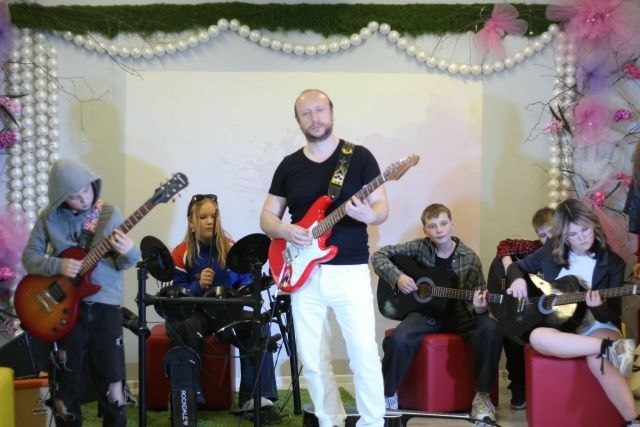 Эта неделя была очень яркой: прошел смотр строя и песни, два итоговых концерта #внеурочки. ...В мае школу охватила предпраздничная суета. И это так радует! Это знак того, что школа живёт, что, кроме учёбы, в ней происходит что-то действительно интересное и объединяющее всех!Ежедневные репетиции. Марш, сдача рапорта, а после - вальс, танцы, театр, стихи. Постоянно звучит музыка, песни. Детские голоса, смех. Белые рубашки, косички  с бантиками, военная форма.  Выбор нарядов для концерта. В этой суете успеваем учится, гулять (наконец-то вернулось тепло!), писать контрольные и ВПР. Но важно не только мероприятие, как контрольная точка, но и процесс подготовки к нему, ведь в это время мы учим детей: работать в условиях многозадачности, быть командой, в которой от каждого зависит конечный результат, быть креативными, не сдаваться, когда что-то не получается,  в чем-то даже преодолевать себя,идти к своей цели!Итак, о концертах! 📍"Джазофрения", которую мы  выбрали как одно из направлений внеурочной деятельности 4 года назад, превратилась в школе в самое настоящее творческое движение. Дети поют, играют на гитарах, барабанах. Кто-то поборол свой страх выйти на сцену, кто-то впервые попробовал себя в роли вокалиста. Кому-то родители купили гитару (и таких детей много!). Кто-то выучил свои первые аккорды, а кто-то уже играет настоящую партию легендарного гитариста группы "Кино". Мы очень благодарны педагогам - Максиму Кузнецову и Оксане Григорьевой. Они всегда работают на результат, открывают в детях таланты! И вот ребята на сцене - яркие, раскованные, настоящие звёзды, выдающие в зал такие эмоции, такую энергетику, что аплодисменты не стихают!Мы бесконечно гордимся их достижениями! И тем, что этому они научились в школе!📍Еще одно яркое событие концерта - спектакль театральной студии. В этом сезоне педагог Софья Горяева (театральная студия "Ирбис") - невероятно талантливая, яркая, харизматичная - подготовила целых четыре мини-спектакля по рассказам Н.Носова.Картинки сменялись, как в калейдоскопе. Спектакли пролетели на одном дыхании! Уровень подготовки актеров очень высокий, и нам хочется и в следующем году видеть театр среди направлений #внеурочки под руководством именно этого педагога !📍Еще одно направление, представленное в концерте - это танцы. Среди них - и более классические, посвященные Дню Победы, и современные. Слаженные и четкие движения, задор, энергия, улыбки, и как итог - аплодисменты зрителей!  Детей готовила к выступлению педагог Алексия Лебедева. В следующем году обязательно продолжим танцевать! Концерты #внеурочки - это всегда море эмоций, радостных улыбок и аплодисментов! Ради этого стоило потрудиться! Огромную благодарность за подготовку концертов мы выражаем педагогам направлений, Марии Андреевне Патрушевой (сценарий, репетиции, общая организация) иведущей Анастасии Алексеевне Селивановой.За подготовку детей к смотру строя и песни (ребята просто поразили зрителей и жюри слаженностью движений, военной формой, уровнем строевой подготовки) благодарим учителей физкультуры Татьяну Витальевну Ванькову (ей принадлежит идея проведения мероприятия) и Виталия Геннадьевича Алевского - нашего главнокомандующего и главного судью. На их плечи легли бесконечные репетиции, но результат стоил того! За подготовку творческой части смотра и оформление уличной площадки благодарим Анну Сергеевну Гилеву и Екатерину Витальевну Копытову. ...Выходные заканчиваются, с понедельника нас ждут репетиции последнего звонка и совсем скоро - каникулы!..