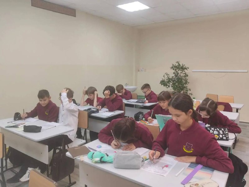 Начался новый учебный год.📚🍁В первые дни учёбы особенное внимание - нашим пятиклассникам! В их школьной жизни большие изменения: новые учителя, одноклассники, классный руководитель, кабинеты.Чтобы сделать адаптацию  более мягкой, первые дни мы посвятим интенсиву - межпредметному погружению в учебные предметы. Наша главная тема - первобытное общество. Рассматриваем ее в комплексе: через призму истории, географии, математики, изобразительного искусства, русского и иностранного языка.Наши "племена" с восторгом поддержали идею учиться в такой игровой форме! Но мы не просто играем - в ходе каждого занятия педагоги проводят входную диагностику по своему предмету.Первый учебный день завершился встречей с театром звука "11/8", ведь история музыки и музыкальных инструментов тоже идет из глубины веков!Об этом увлекательном мероприятии мы обязательно расскажем более подробно!Начался новый учебный год.📚🍁В первые дни учёбы особенное внимание - нашим пятиклассникам! В их школьной жизни большие изменения: новые учителя, одноклассники, классный руководитель, кабинеты.Чтобы сделать адаптацию  более мягкой, первые дни мы посвятим интенсиву - межпредметному погружению в учебные предметы. Наша главная тема - первобытное общество. Рассматриваем ее в комплексе: через призму истории, географии, математики, изобразительного искусства, русского и иностранного языка.Наши "племена" с восторгом поддержали идею учиться в такой игровой форме! Но мы не просто играем - в ходе каждого занятия педагоги проводят входную диагностику по своему предмету.Первый учебный день завершился встречей с театром звука "11/8", ведь история музыки и музыкальных инструментов тоже идет из глубины веков!Об этом увлекательном мероприятии мы обязательно расскажем более подробно!