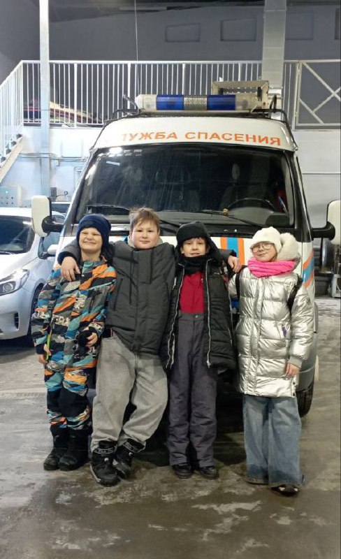 🚑Экскурсия в службу спасения📌18 февраля ребята из классов 3А и 3Б посетили Городскую службу спасения. Они познакомились с работой настоящих героев-спасателей и узнали много интересного!🛠️ Экскурсовод провёл ребят по гаражу, где размещена специализированная техника. Каждому ребёнку представилась уникальная возможность посидеть за рулем автомобиля экстренных служб и ощутить себя настоящим спасателем.🏃‍♂ Дети увидели тренажёры, на которых проходят подготовку сотрудники службы спасения. Начальник службы рассказал ребятам о своей работе: как именно проводятся операции по спасению людей, какие ситуации требуют вмешательства профессионалов.Дети активно участвовали в экскурсии, задавали много вопросов, на каждый из которых получили исчерпывающие ответы. 💬Эта поездка стала незабываемым приключением для наших третьеклассников и вдохновила многих задуматься о будущей профессии защитника жизней и здоровья окружающих! 