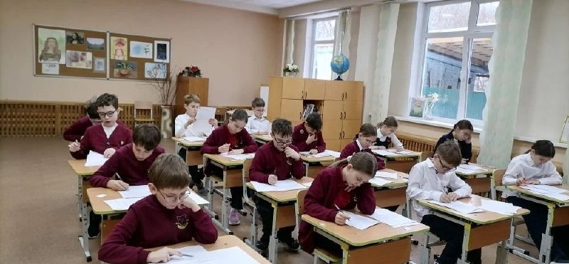 Сегодня мы расскажем о режиме учебы, школьных кабинетах и оснащении учебного процесса.«Европейская школа» ведет обучение с 1 по 11 класс. В начальной школе сейчас 9 классов: 1а и 1б, 2а и 2б, 3а и 3б, 4а, 4б, 4в, в старшем звене – по одному классу.Буквенная градация скорее условная: при формировании классов мы стараемся, чтобы они были примерно одинакового уровня и гендерного состава.Наполнение классов в начальной школе – в основном до 15 человек, в старших классах – до 20. У учащихся начальной школы – полный день (в 08.30 до 18.00 часов), 5 – 11 классы находятся в школе в соответствии с расписанием уроков. Учеба организуется в одну смену.Обучение идет успешнее, если ребенку комфортно в школе. Каждый кабинет оборудован всеми необходимыми техническими средствами обучения: есть компьютер, проектор, экран, doc-камера, принтер. Комплект учебников выдается в школе, также дети работают с электронными учебниками. На уроках используются рабочие тетради, различные сборники заданий, соответствующие ФГОС. У каждого есть шкафчик для учебников и личных вещей, у учащихся начальной школы – даже свой гардероб рядом с кабинетом.В школе есть компьютерный класс, спортзал, изостудия, кабинеты для внеурочных занятий, уютный актовый зал для праздников и мероприятий, а также собственный пищеблок, медицинский кабинет, кабинеты специалистов – логопеда и психолога. В фойе школы регулярно организуются выставки творческих работ учащихся. Есть места для отдыха в перемену: в этом году мы обновили мягкую мебель, она яркая и удобная. 🌸Большое внимание мы уделяем эстетике окружающего пространства, меняем сезонное оформление актового зала и кабинетов, и даже вход в школу привлекает внимание и сразу поднимает настроение.🌳У школы есть собственная огороженная территория для прогулок и площадка для игр, уличные веранды, в которых можно укрыться от непогоды или яркого солнца. На территории и в здании организовано видеонаблюдение, в учебных кабинетах видеонаблюдение не ведется.Мы заботимся не только о физическом, но и о психологическом комфорте учащихся. Этому способствуют доброжелательные отношения между детьми и педагогами, учет индивидуальных особенностей детей, информационная открытость, готовность к диалогу в преодолении любых сложностей, при необходимости – грамотная помощь школьного психолога.Напоминаем, что в "Европейской школе"  продолжается набор учащихся, о наличии мест  в классах, условиях поступления можно узнать по телефону 258 0 777, а также вопросы можно задать в нашем чат боте.
