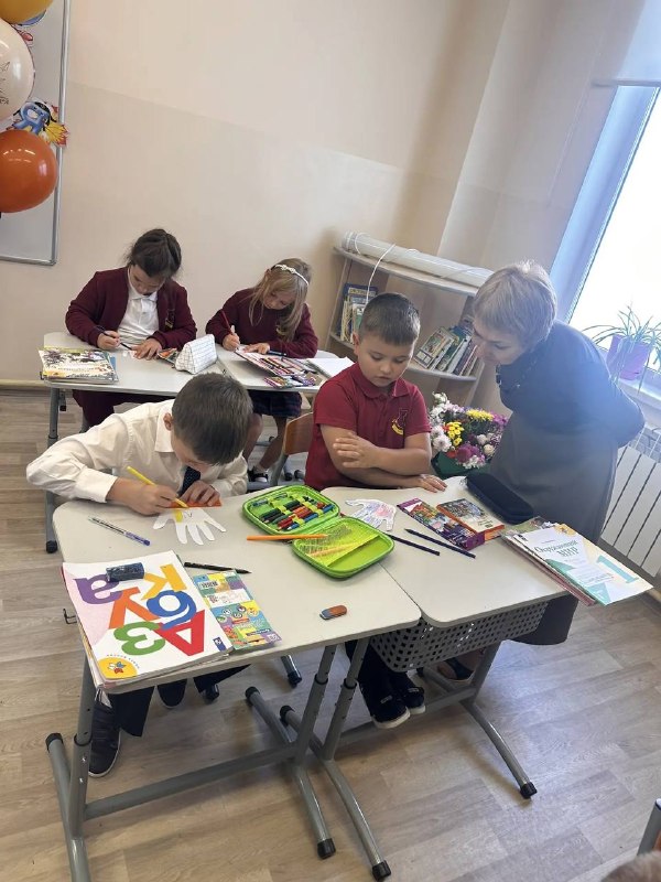 Первые шаги в мир эмоций 💛3 сентября у наших самых маленьких учеников прошел первый урок по эмоциональному интеллекту под названием «Давайте познакомимся!».Это было не просто занятие, а настоящее приключение в мире чувств! Ребята учились знакомиться в новом коллективе, снимали первые волнения и пробовали говорить о том, что у них внутри.📌 В программе дня: комплименты друг другу, добрая сказка о Дружбе, веселые вопросы и, конечно, творчество — все раскрасили свои «ладошки настроения»! А в конце первоклассники подарили друг другу самые искренние пожелания. Слезы и страх ушли, остались только улыбки 😊Первые шаги в мир эмоций 💛3 сентября у наших самых маленьких учеников прошел первый урок по эмоциональному интеллекту под названием «Давайте познакомимся!».Это было не просто занятие, а настоящее приключение в мире чувств! Ребята учились знакомиться в новом коллективе, снимали первые волнения и пробовали говорить о том, что у них внутри.📌 В программе дня: комплименты друг другу, добрая сказка о Дружбе, веселые вопросы и, конечно, творчество — все раскрасили свои «ладошки настроения»! А в конце первоклассники подарили друг другу самые искренние пожелания. Слезы и страх ушли, остались только улыбки 😊