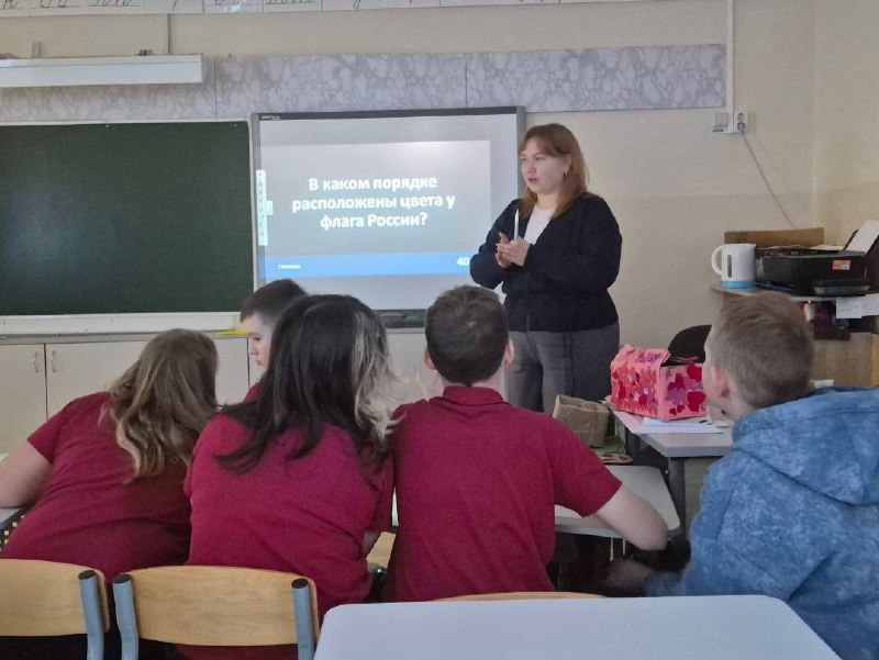 В преддверии 23 февраля — Дня защитника Отечества — в 4 «А» классе прошла интеллектуальная викторина.Ребята работали в командах, отвечали на вопросы о памятных датах нашей страны, её героях и государственных символах, разгадывали ребусы и даже придумывали собственные вопросы для команды-соперника. Атмосфера была активной, дружелюбной и по-настоящему увлекательной.Мероприятие стало не только возможностью повторить изученный материал, но и важным шагом в формировании навыков командной работы. Ребята учились договариваться, распределять роли, слушать друг друга и соблюдать правила совместной деятельности.Вот какие выводы сделали для себя ребята: Работа в команде хороша тем, что каждый имеет свои таланты и из этих талантов получается хороший результат. В команде мы учимся чему-то новому, учимся слышать других, проявляем любознательность, учимся работать сообща. Интеллектуальную викторину провела студентка ПГГПУ Александра Турышева.