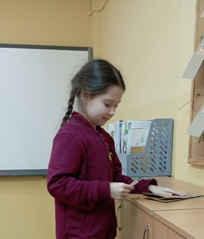 Новый год стучится в двери! Несмотря на дождливое настроение за окном, ученики 3А класса решили подарить друг другу частичку новогоднего волшебства!Сегодня ребята создали настоящий Адвент-календарь, наполнив каждый конверт добрыми пожеланиями и тёплыми словами. Каждый ученик получил задание — оставить сердечное послание своему однокласснику. Эти маленькие сюрпризы станут ярким лучиком радости и вдохновения, согревающим сердца даже в самую ненастную погоду.
