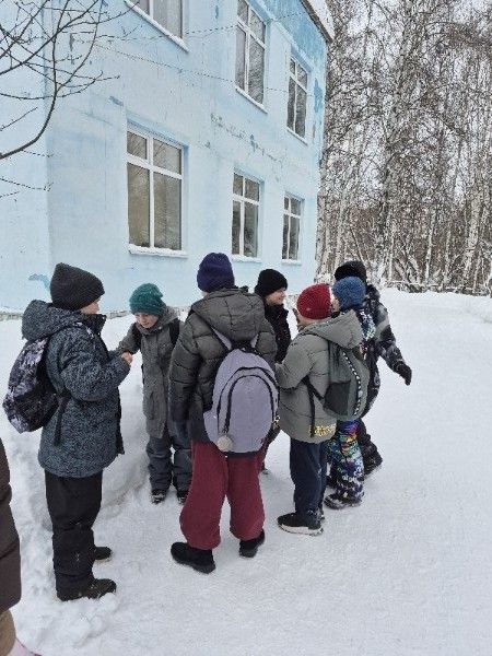 В наш чат бот пришел вопрос о режиме дня в "Европейской школе". Рассказываем. 📍Начальная школа – это школа полного дня. Дети приходят в 08.30 и остаются здесь до 18.00 часов. Для первоклашек и второклассников день начинается с завтрака, а затем – первый урок. Ученики 3 и 4 классов завтракают на перемене после первого урока. Уроки в школе - по 45 минут. Как мы уже рассказывали, прямо в учебное расписание включены внеурочные занятия. Такое чередование видов деятельности учит детей быстро переключаться между задачами, дает возможность отдохнуть, оптимально распределяет учебную нагрузку в течение дня и развивает множество компетенций. На переменах после 4 и 5 уроков дети обедают и отправляются на прогулку. Наверное, это одно из любимых занятий в расписании! Гуляем на закрытой огороженной территории. У нас очень красиво! Небольшая березовая роща, много зелени и цветов! Осенью здесь так радостно шуршать цветными листьями на дорожках, собирать гербарий. А какие огромные сугробы наметает зимой! На территорию часто забегают белочки, увидеть их – хорошая примета! Именно белки украшают неофициальный герб школы и изображены на фирменном школьном стикерпаке.🐿Прогулка – это отдых, свежий воздух, общение с друзьями. Под присмотром педагогов в зависимости от сезона дети играют в догонялки, в футбол, в снежки, валяются в сугробах, прыгают в классики, рисуют цветными мелками на асфальте и находят для себя массу других интересных занятий.После прогулки, как правило, еще один урок и далее – самоподготовка. Дети закрепляют изученный материал, выполняют небольшие домашние задания. Учебная деятельность заканчивается в 16.15 ч. ❓А что потом? После уроков дети находятся под присмотром тьюторов, участвуют в различных играх,  мастер-классах, в хорошую погоду гуляют, общаются с друзьями. Кроме этого, вожатые детского лагеря «Солнышко» два раза в неделю проводят для детей квесты и другие мероприятия. ❓Можно ли забрать ребенка раньше 18.00 часов? Да, по согласованию с классным руководителем (если ребенок посещает кружки и секции вне школы). Но после уроков в школе происходит тоже столько интересного, что детям ооочень не хочется уходить!😜В наш чат бот пришел вопрос о режиме дня в "Европейской школе". Рассказываем. 📍Начальная школа – это школа полного дня. Дети приходят в 08.30 и остаются здесь до 18.00 часов. Для первоклашек и второклассников день начинается с завтрака, а затем – первый урок. Ученики 3 и 4 классов завтракают на перемене после первого урока. Уроки в школе - по 45 минут. Как мы уже рассказывали, прямо в учебное расписание включены внеурочные занятия. Такое чередование видов деятельности учит детей быстро переключаться между задачами, дает возможность отдохнуть, оптимально распределяет учебную нагрузку в течение дня и развивает множество компетенций. На переменах после 4 и 5 уроков дети обедают и отправляются на прогулку. Наверное, это одно из любимых занятий в расписании! Гуляем на закрытой огороженной территории. У нас очень красиво! Небольшая березовая роща, много зелени и цветов! Осенью здесь так радостно шуршать цветными листьями на дорожках, собирать гербарий. А какие огромные сугробы наметает зимой! На территорию часто забегают белочки, увидеть их – хорошая примета! Именно белки украшают неофициальный герб школы и изображены на фирменном школьном стикерпаке.🐿Прогулка – это отдых, свежий воздух, общение с друзьями. Под присмотром педагогов в зависимости от сезона дети играют в догонялки, в футбол, в снежки, валяются в сугробах, прыгают в классики, рисуют цветными мелками на асфальте и находят для себя массу других интересных занятий.После прогулки, как правило, еще один урок и далее – самоподготовка. Дети закрепляют изученный материал, выполняют небольшие домашние задания. Учебная деятельность заканчивается в 16.15 ч. ❓А что потом? После уроков дети находятся под присмотром тьюторов, участвуют в различных играх,  мастер-классах, в хорошую погоду гуляют, общаются с друзьями. Кроме этого, вожатые детского лагеря «Солнышко» два раза в неделю проводят для детей квесты и другие мероприятия. ❓Можно ли забрать ребенка раньше 18.00 часов? Да, по согласованию с классным руководителем (если ребенок посещает кружки и секции вне школы). Но после уроков в школе происходит тоже столько интересного, что детям ооочень не хочется уходить!😜